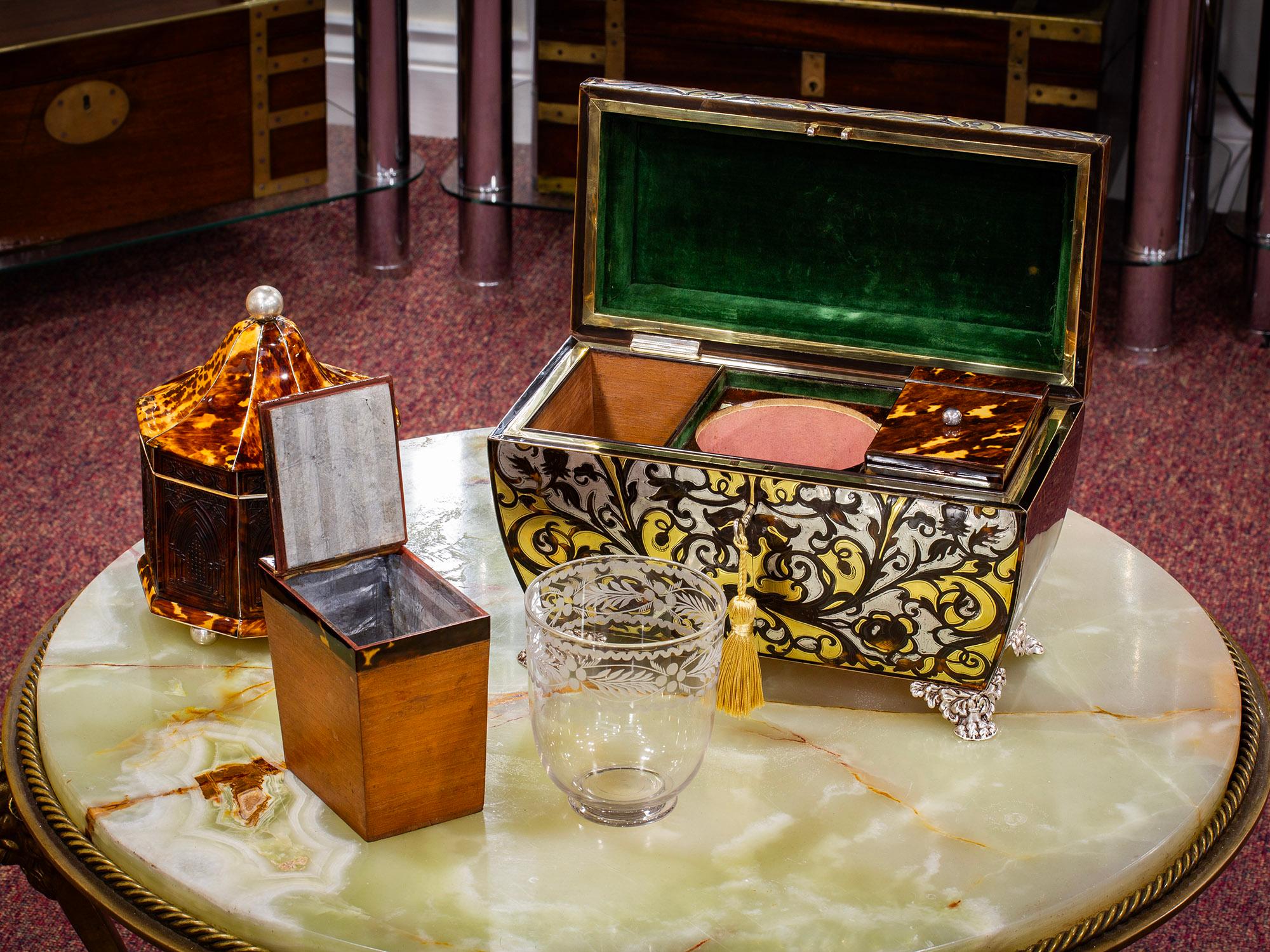 Frontal estilo Boulle

De nuestra colección Tea Caddy, estamos encantados de ofrecerte este Cofre para Té de carey Regency. La Caja de Té tiene forma de sarcófago, cuerpo ligeramente ahusado y tapa abovedada con un panel cóncavo rematado por una