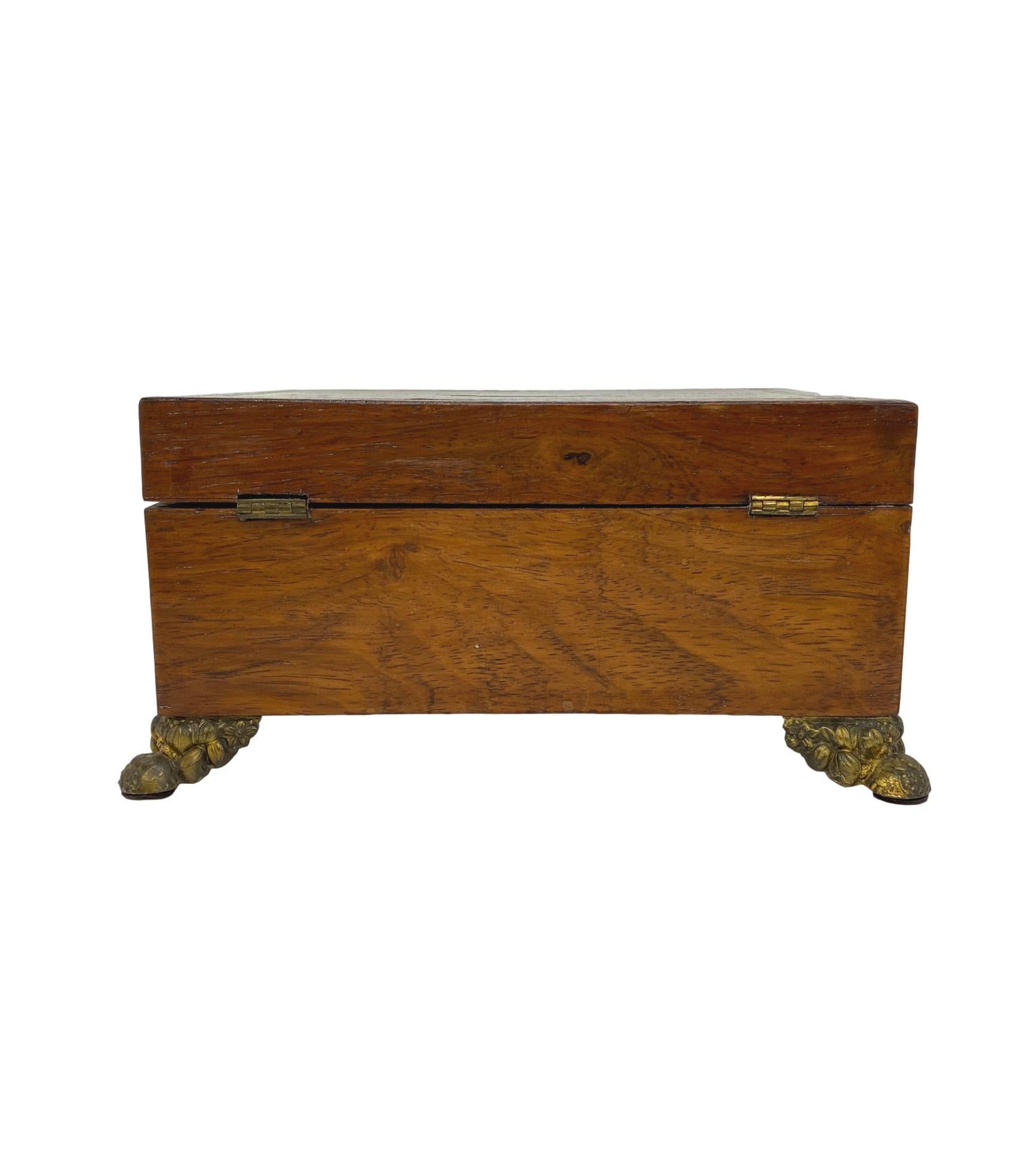 Fait main Boîte de style Regency ancienne en bois de rose avec ébène marqueté et laiton, Angleterre, vers 1820 en vente