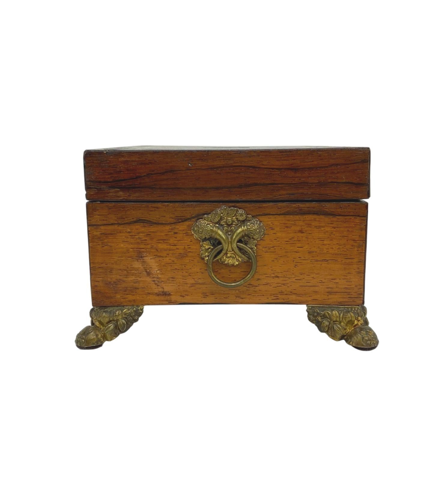 Boîte de style Regency ancienne en bois de rose avec ébène marqueté et laiton, Angleterre, vers 1820 Bon état - En vente à Banner Elk, NC