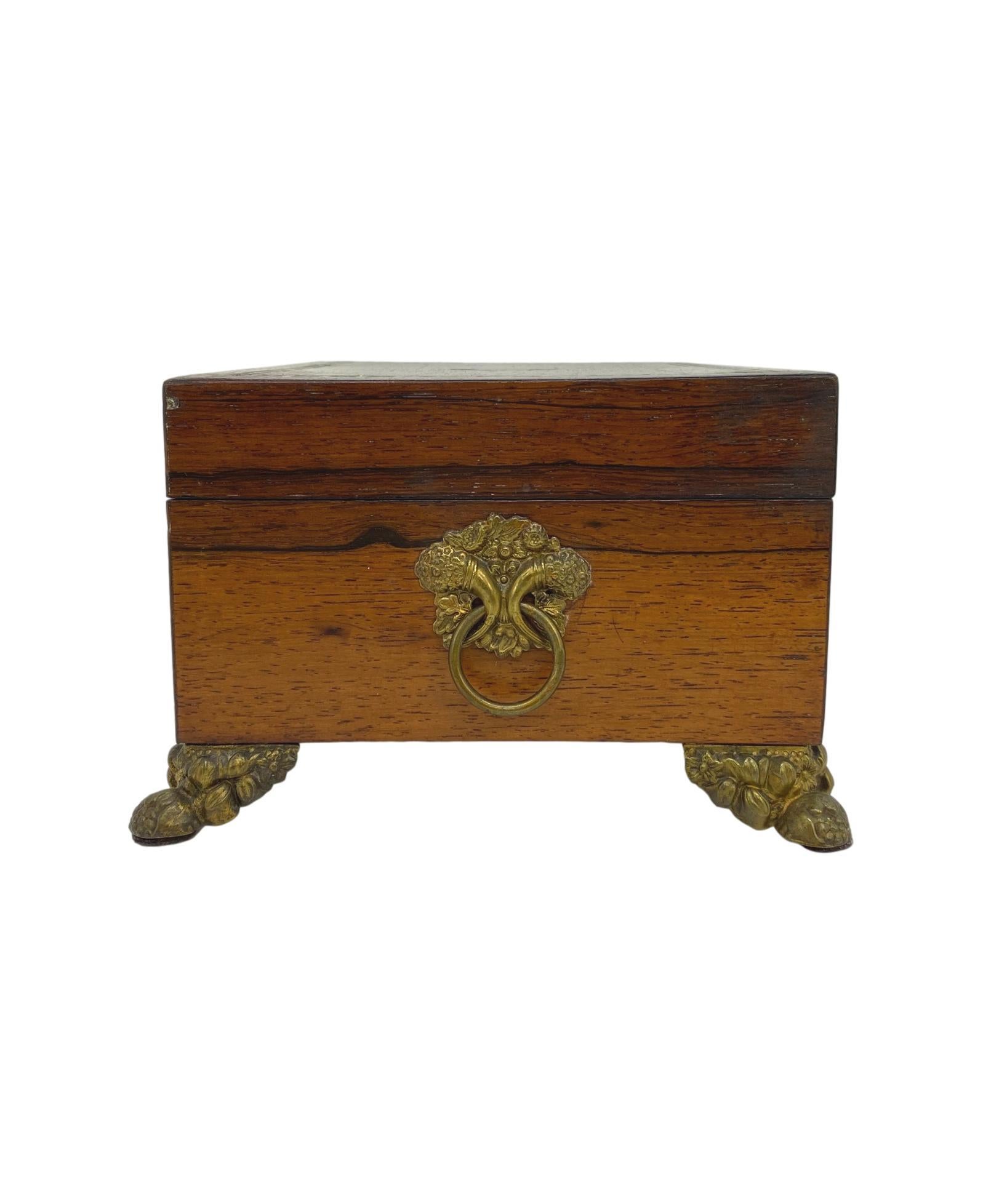 XIXe siècle Boîte de style Regency ancienne en bois de rose avec ébène marqueté et laiton, Angleterre, vers 1820 en vente