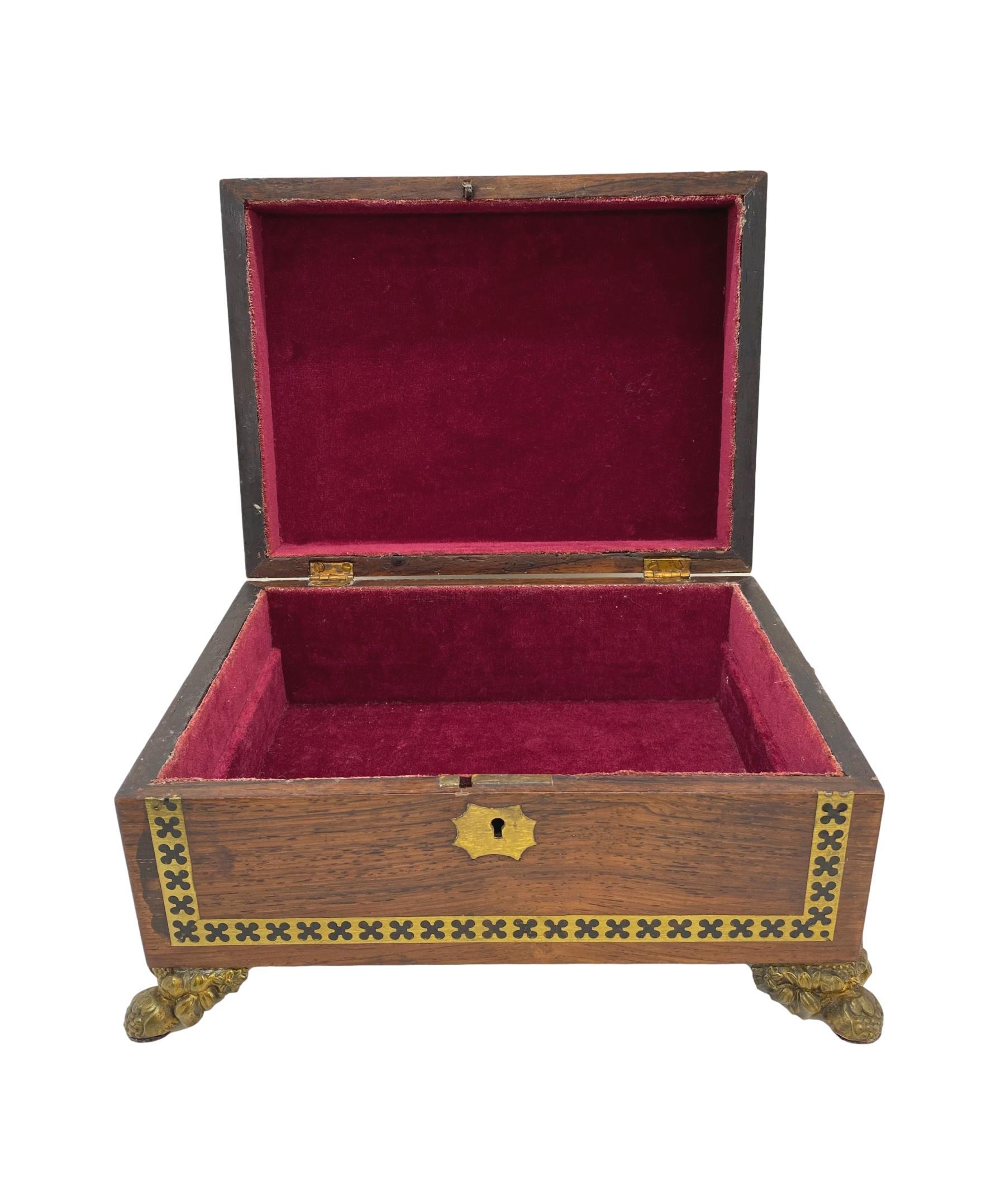 Boîte de style Regency ancienne en bois de rose avec ébène marqueté et laiton, Angleterre, vers 1820 en vente 1