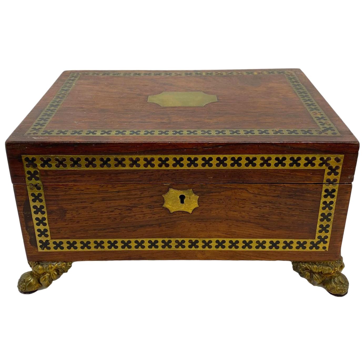 Boîte de style Regency ancienne en bois de rose avec ébène marqueté et laiton, Angleterre, vers 1820 en vente
