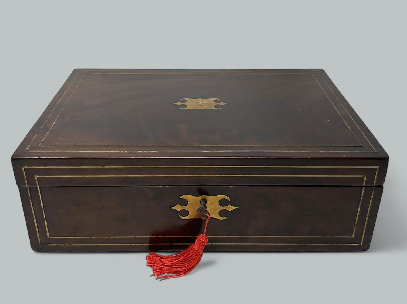 Antike Regency Messing gebundenen Reiseschreibtisch Mahagoni hölzerne Schreibschräge Box 19C im Zustand „Gut“ im Angebot in Dublin, Ireland
