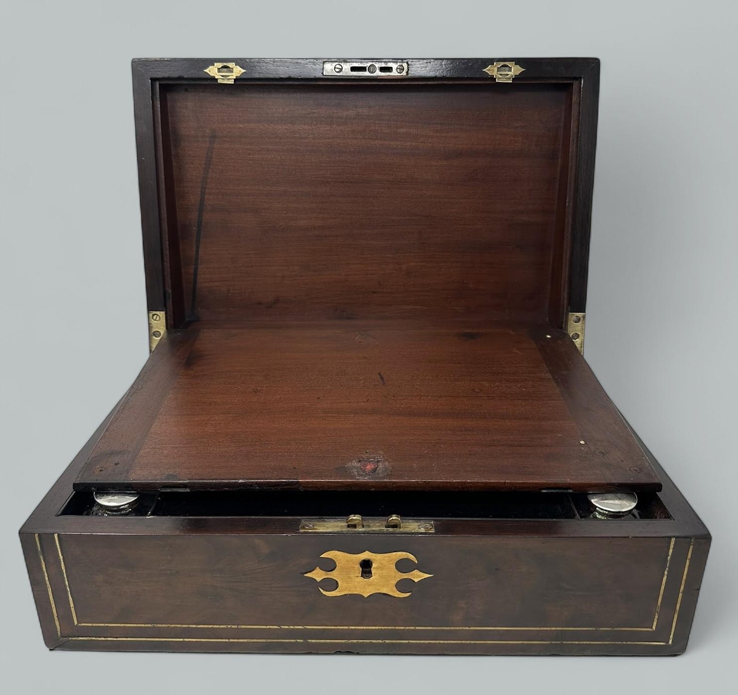 Antike Regency Messing gebundenen Reiseschreibtisch Mahagoni hölzerne Schreibschräge Box 19C (19. Jahrhundert) im Angebot