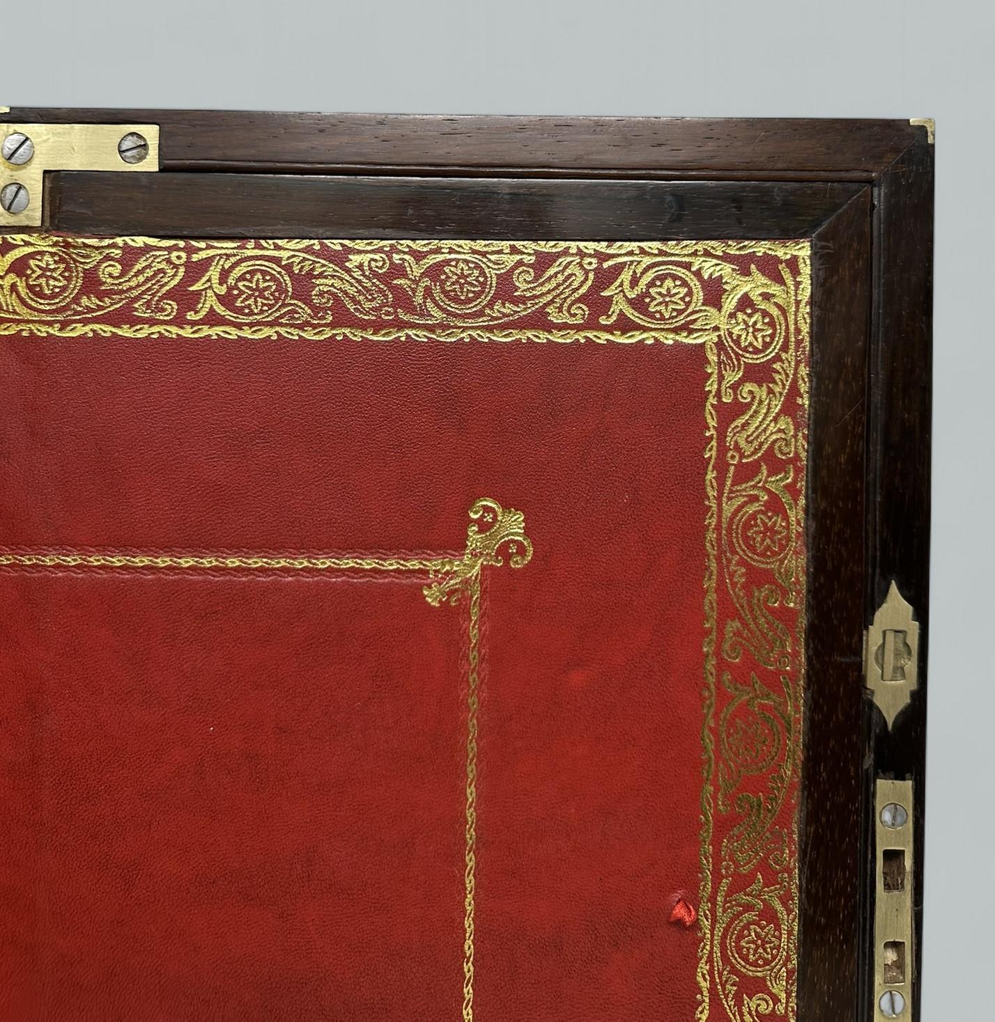 Ancien bureau de voyage en laiton de style Régence, avec pente d'écriture en bois d'acajou Régence en vente 3