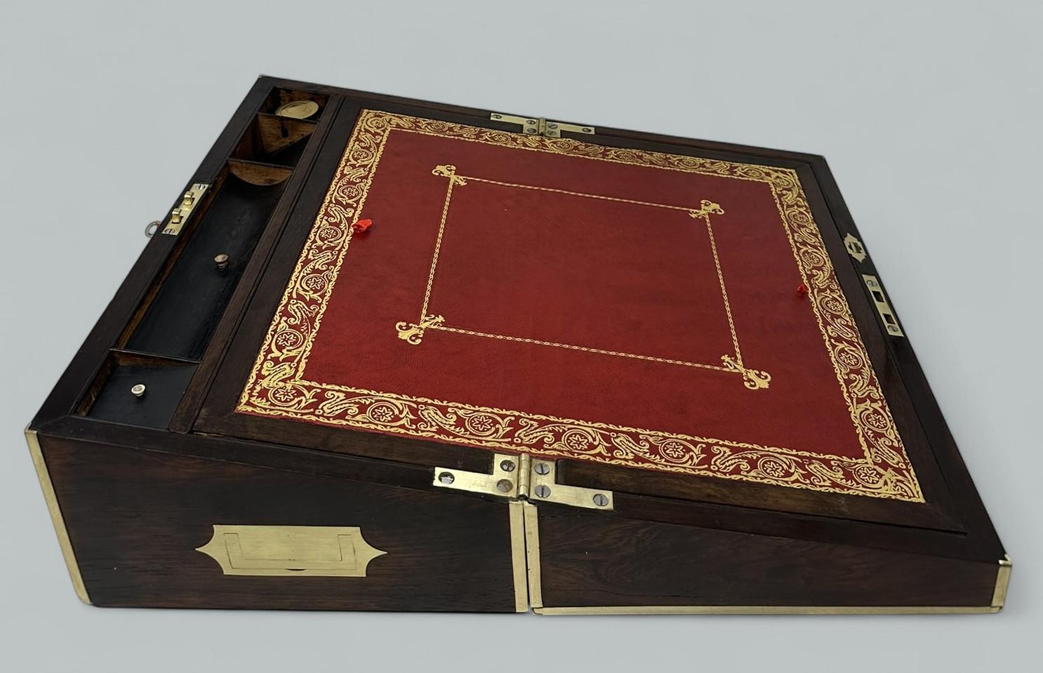 Ancien bureau de voyage en laiton de style Régence, avec pente d'écriture en bois d'acajou Régence en vente 4