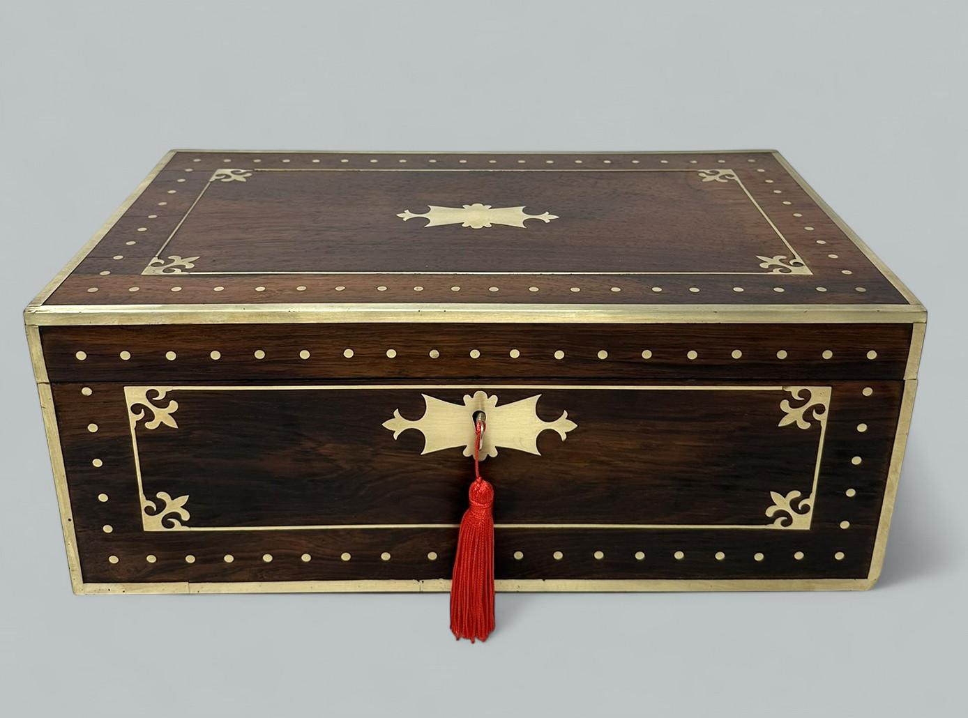 Regency Ancien bureau de voyage en laiton de style Régence, avec pente d'écriture en bois d'acajou Régence en vente