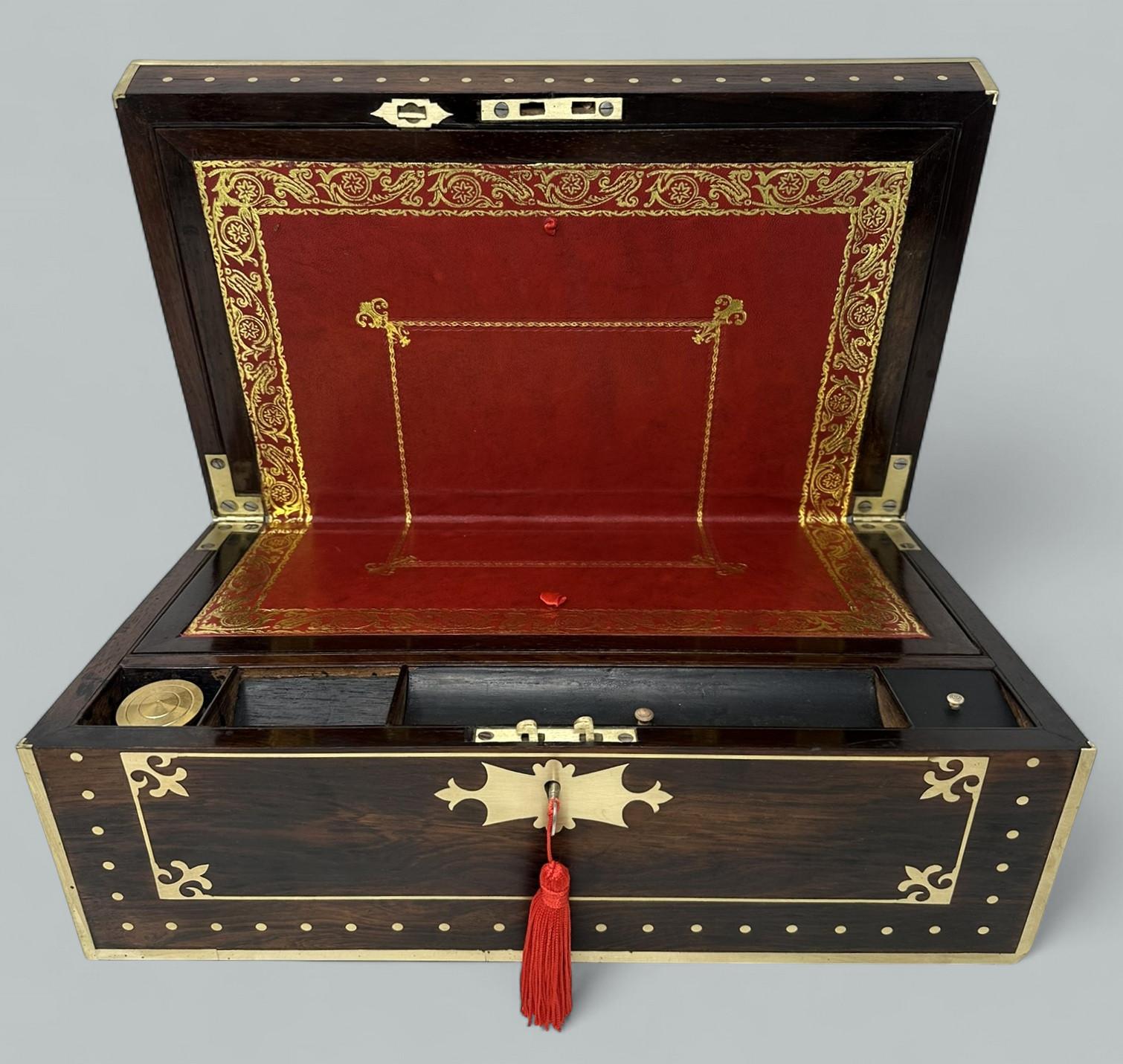 Anglais Ancien bureau de voyage en laiton de style Régence, avec pente d'écriture en bois d'acajou Régence en vente