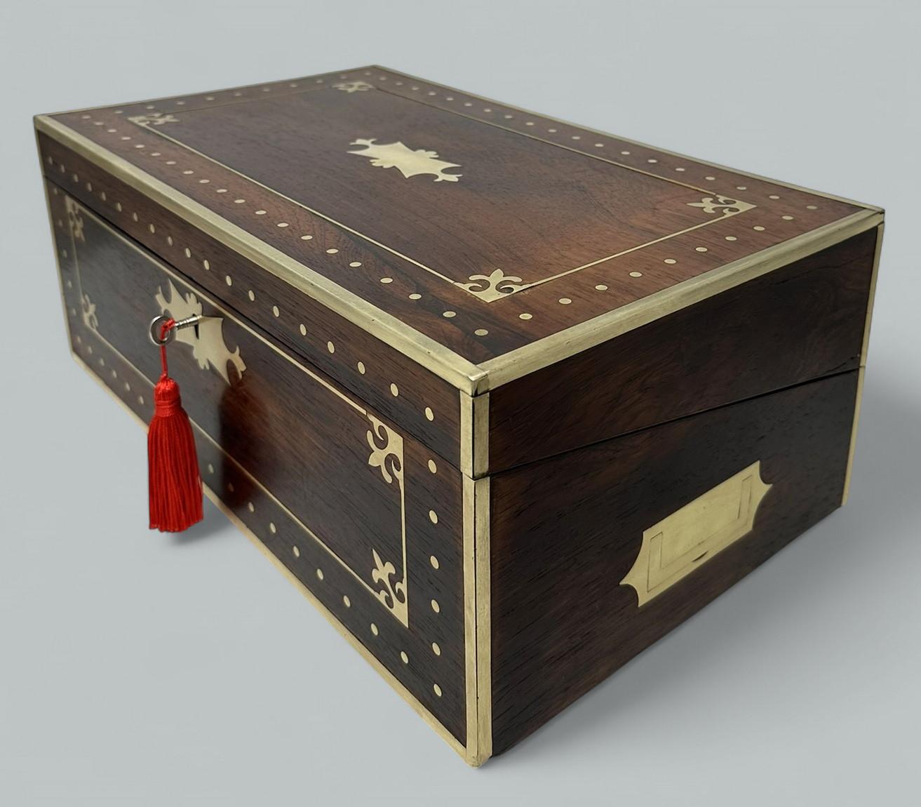 Ancien bureau de voyage en laiton de style Régence, avec pente d'écriture en bois d'acajou Régence Bon état - En vente à Dublin, Ireland