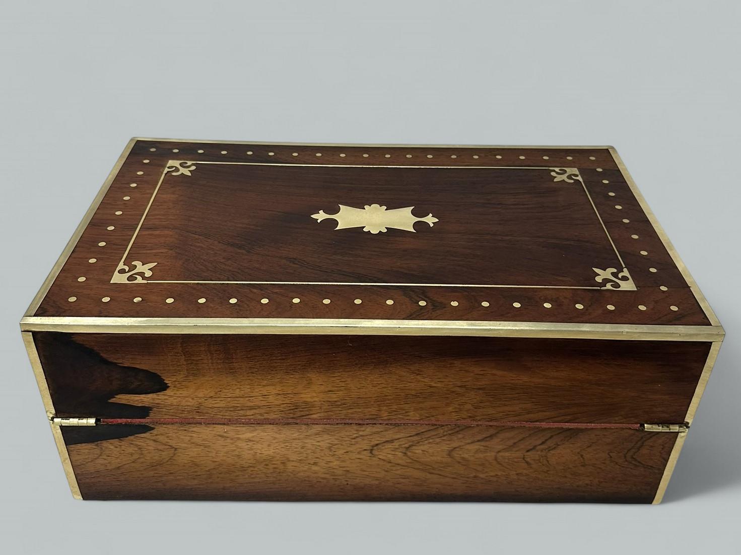 XIXe siècle Ancien bureau de voyage en laiton de style Régence, avec pente d'écriture en bois d'acajou Régence en vente