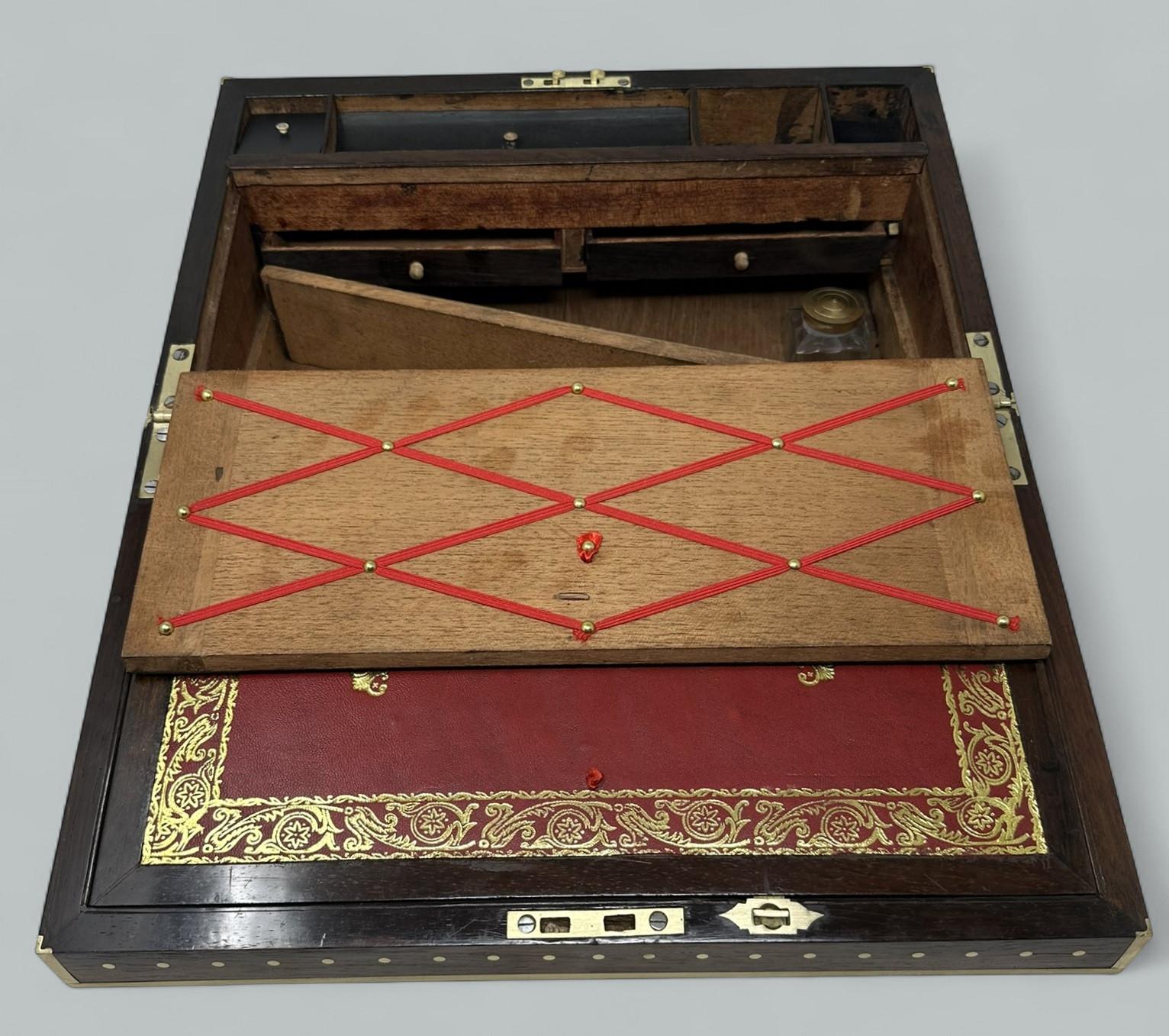 Laiton Ancien bureau de voyage en laiton de style Régence, avec pente d'écriture en bois d'acajou Régence en vente