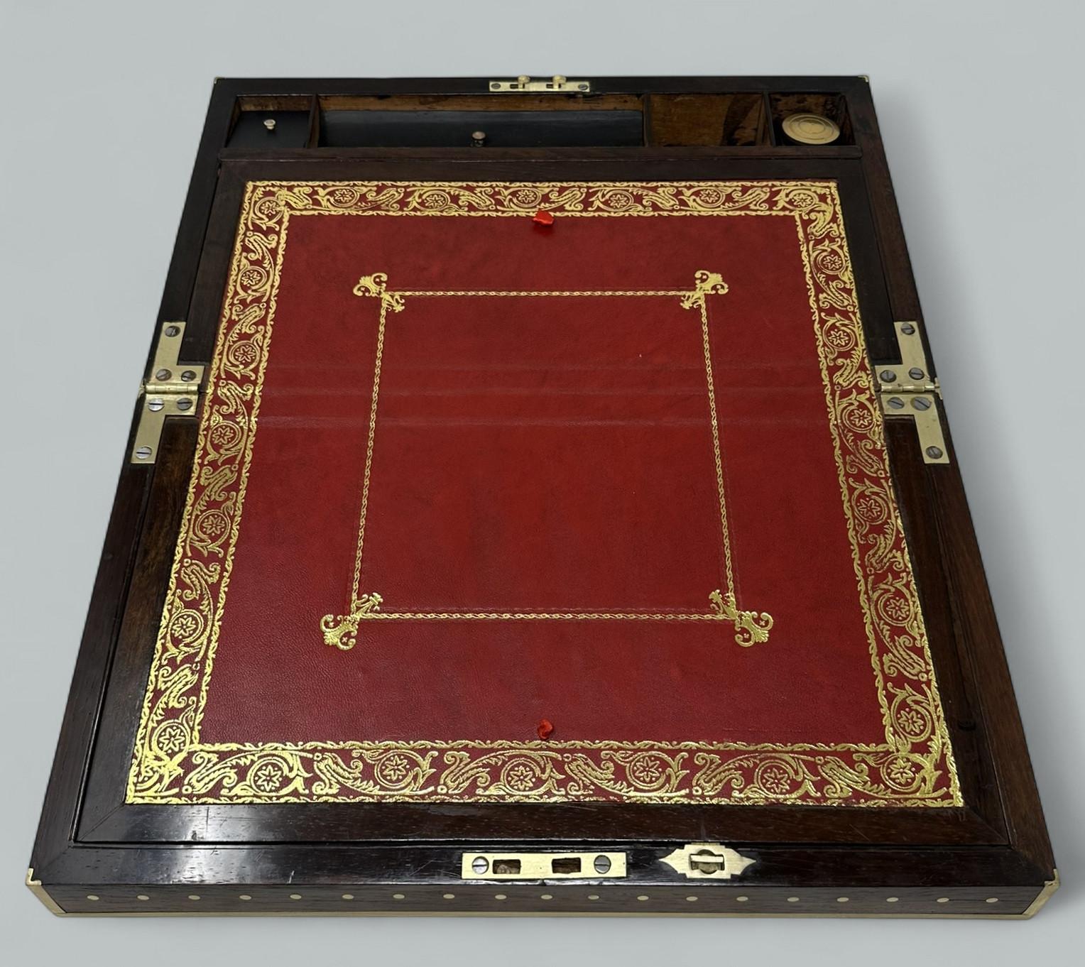 Ancien bureau de voyage en laiton de style Régence, avec pente d'écriture en bois d'acajou Régence en vente 1