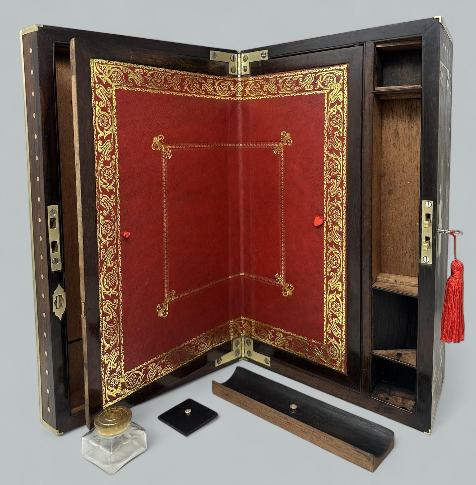 Ancien bureau de voyage en laiton de style Régence, avec pente d'écriture en bois d'acajou Régence en vente 2