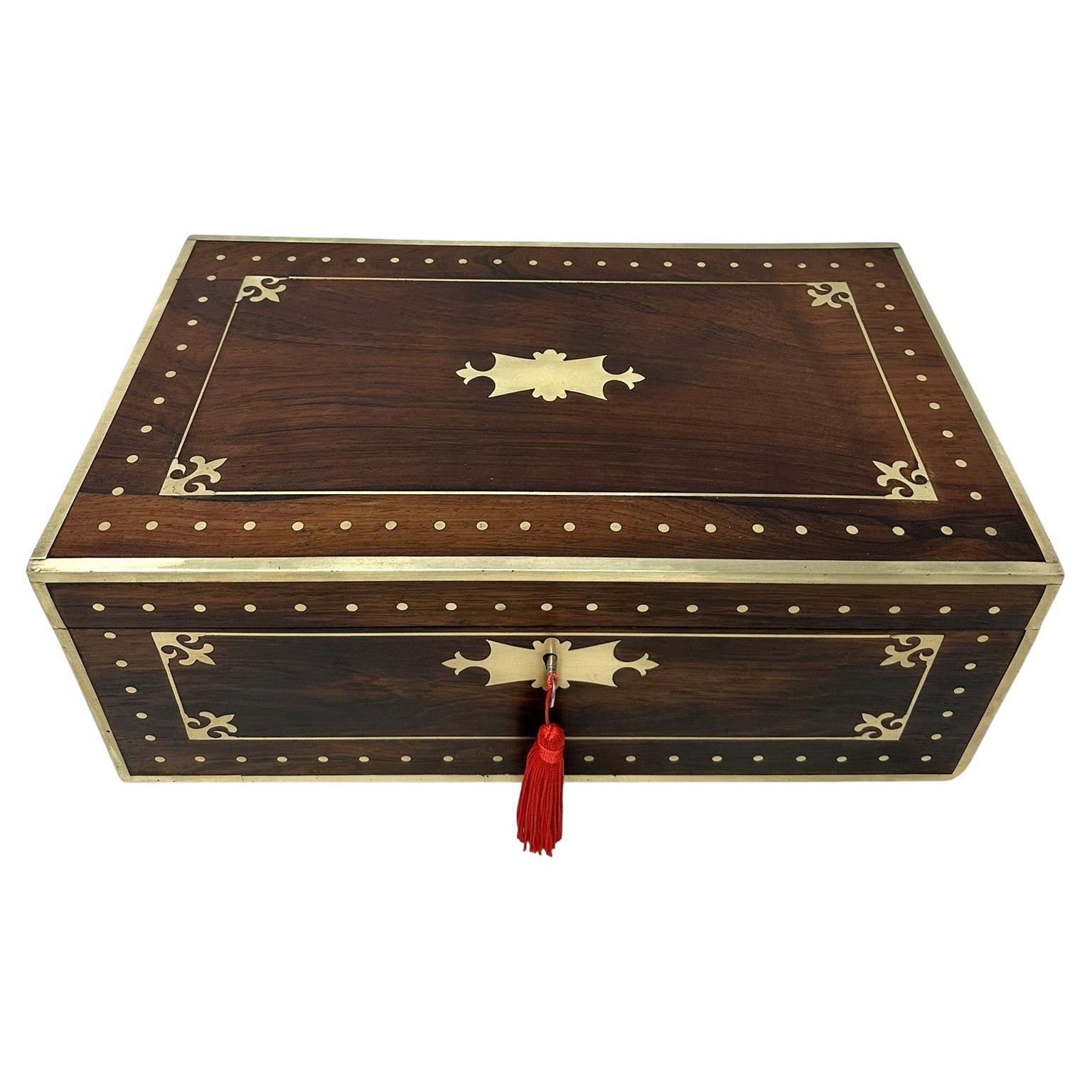 Ancien bureau de voyage en laiton de style Régence, avec pente d'écriture en bois d'acajou Régence en vente