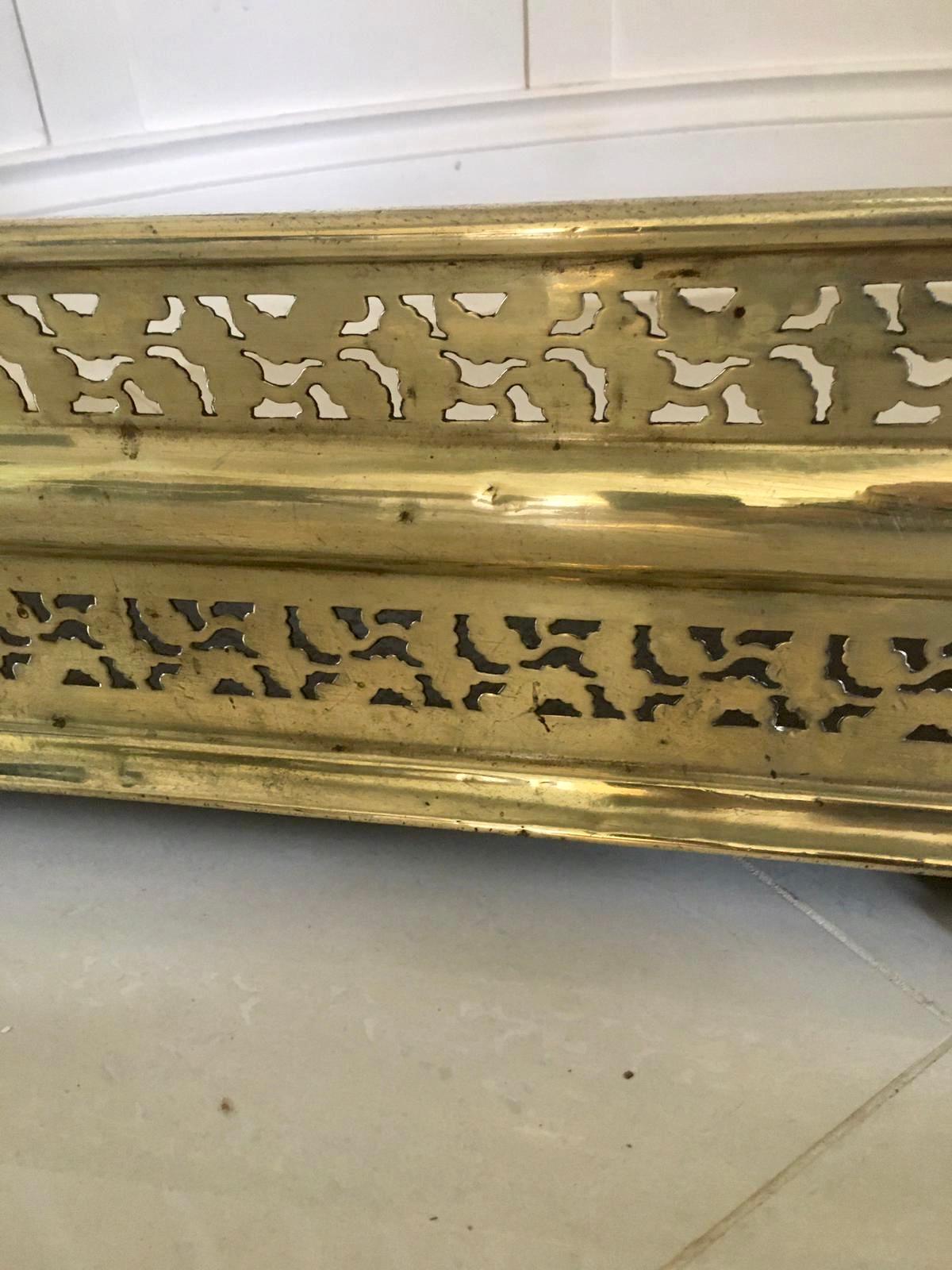 Antique Regency brass fender having a quality pierced decoration to the front and sides. It stands on attractive quality brass paw feet.

In delightful original condition. A lovely decorative object.

1830 

Measures: H21.5cm
W137cm
D28cm.