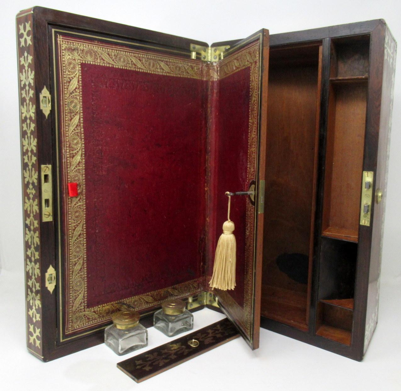 Ancien bureau de voyage de style Régence en acajou incrusté de laiton, avec écritoire en bois en vente 2