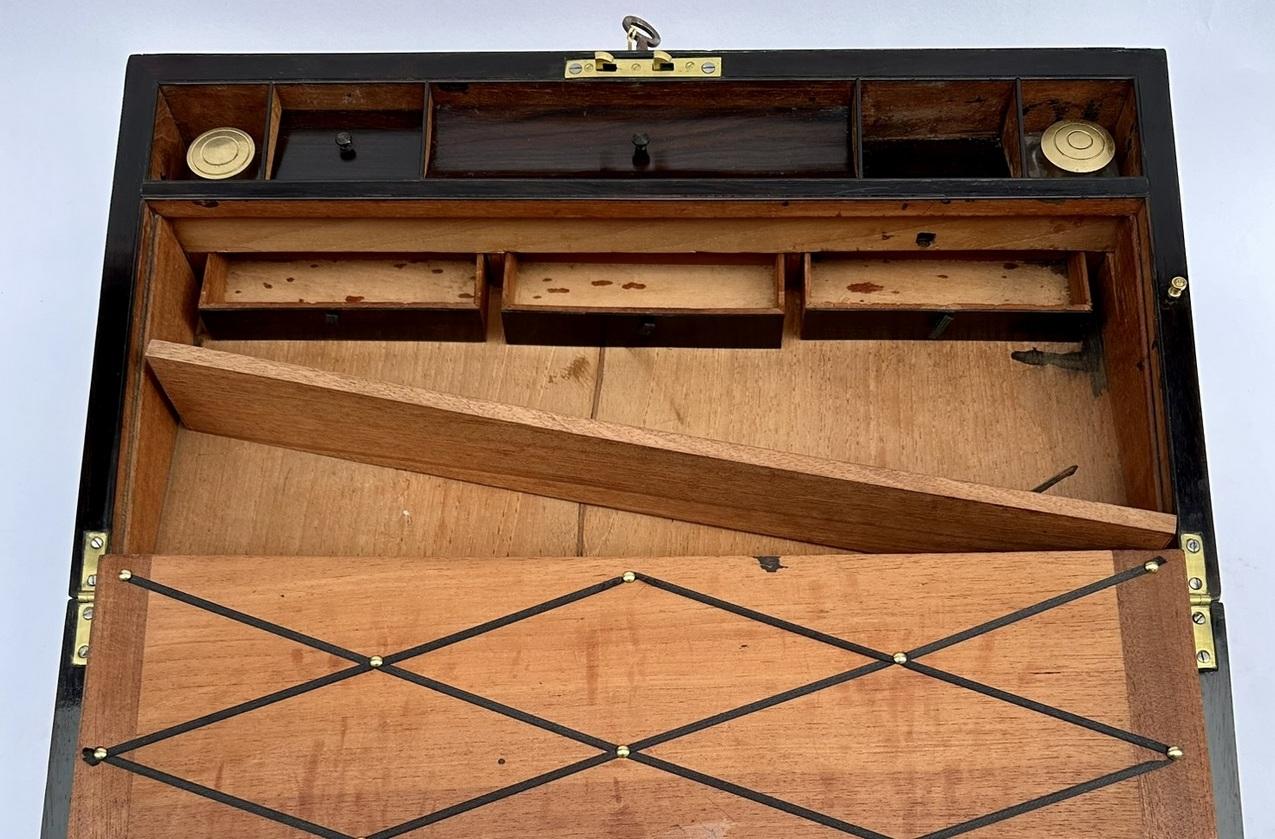 Ancien bureau de voyage de style Régence en acajou incrusté de laiton, avec écritoire en bois en vente 4