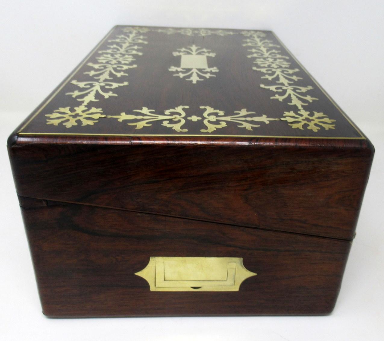 Victorien Ancien bureau de voyage de style Régence en acajou incrusté de laiton, avec écritoire en bois en vente