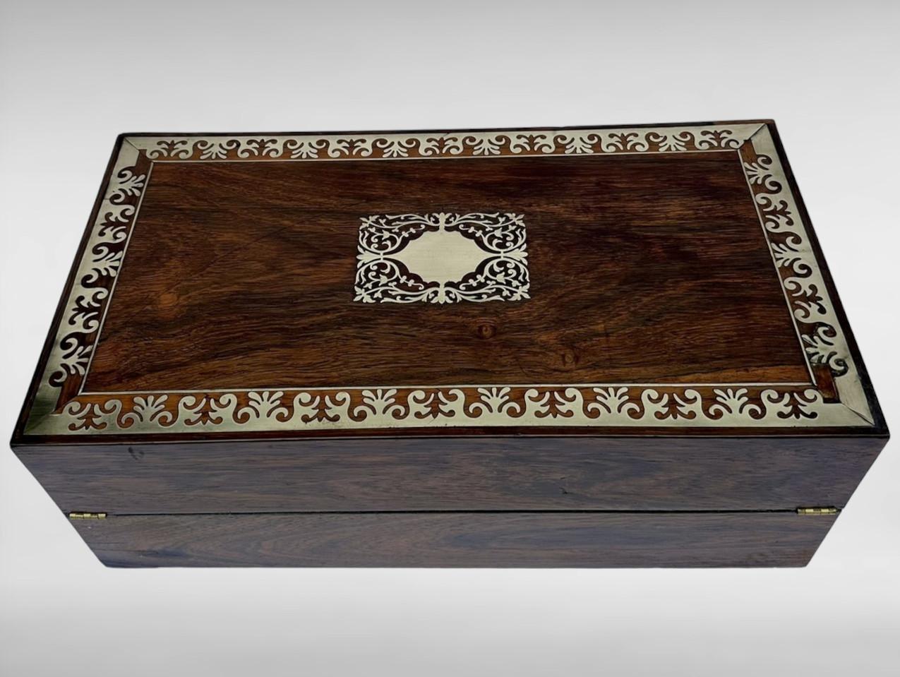 Anglais Ancien bureau de voyage de style Régence en acajou incrusté de laiton, avec écritoire en bois en vente