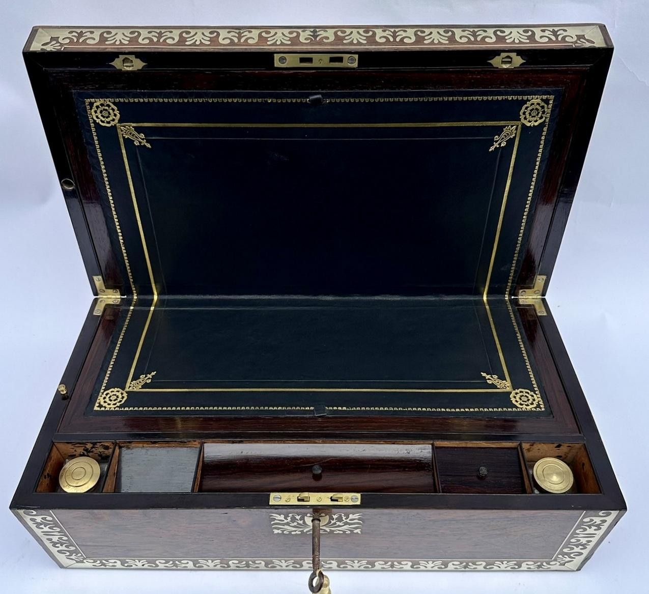 XIXe siècle Ancien bureau de voyage de style Régence en acajou incrusté de laiton, avec écritoire en bois en vente