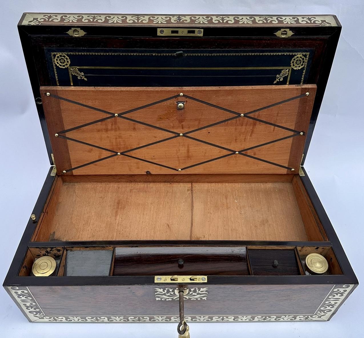 Ancien bureau de voyage de style Régence en acajou incrusté de laiton, avec écritoire en bois en vente 1