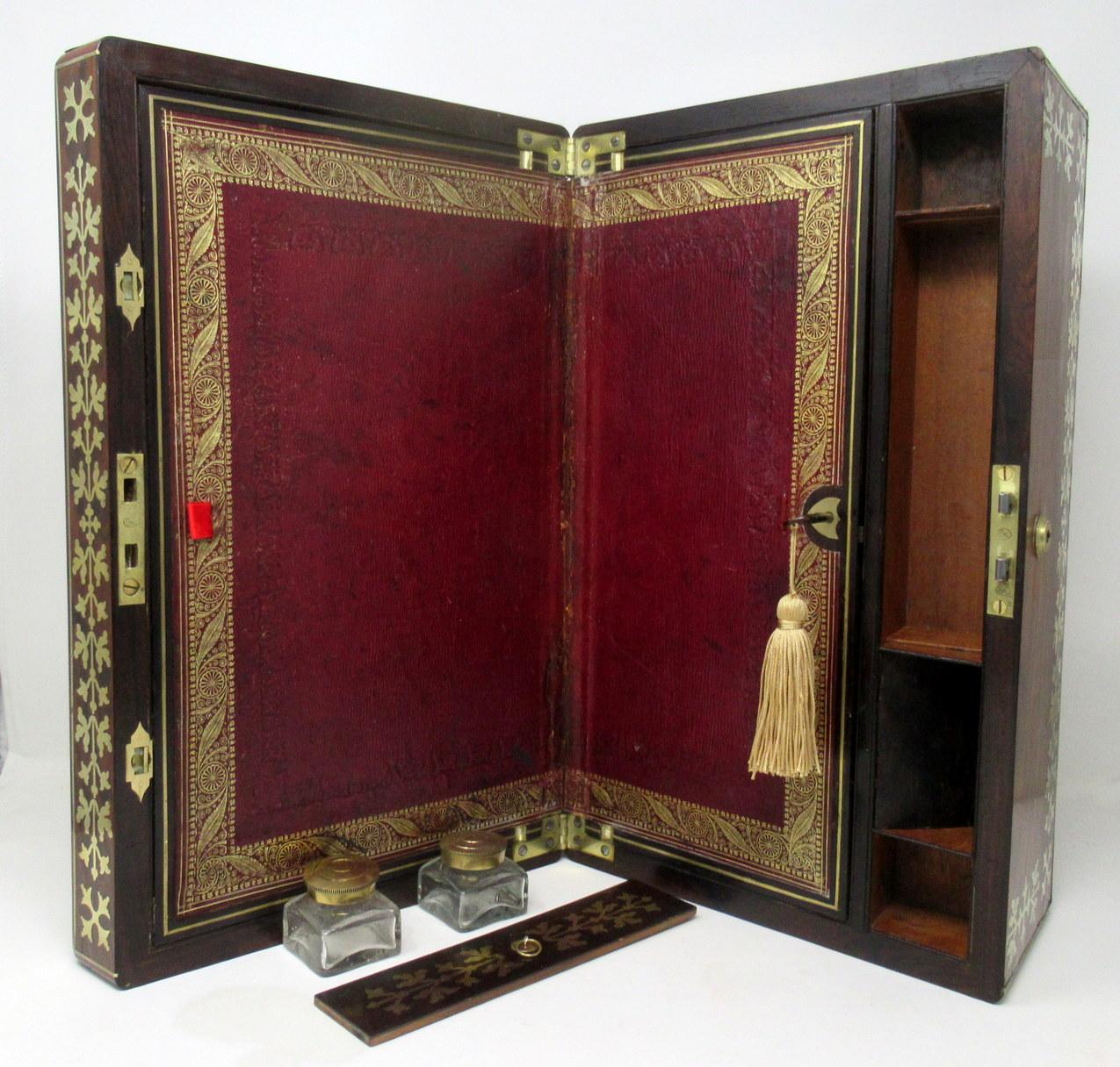 Ancien bureau de voyage de style Régence en acajou incrusté de laiton, avec écritoire en bois en vente 1