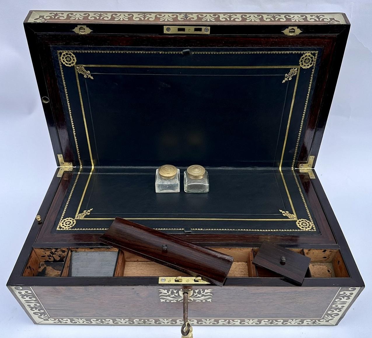 Ancien bureau de voyage de style Régence en acajou incrusté de laiton, avec écritoire en bois en vente 2