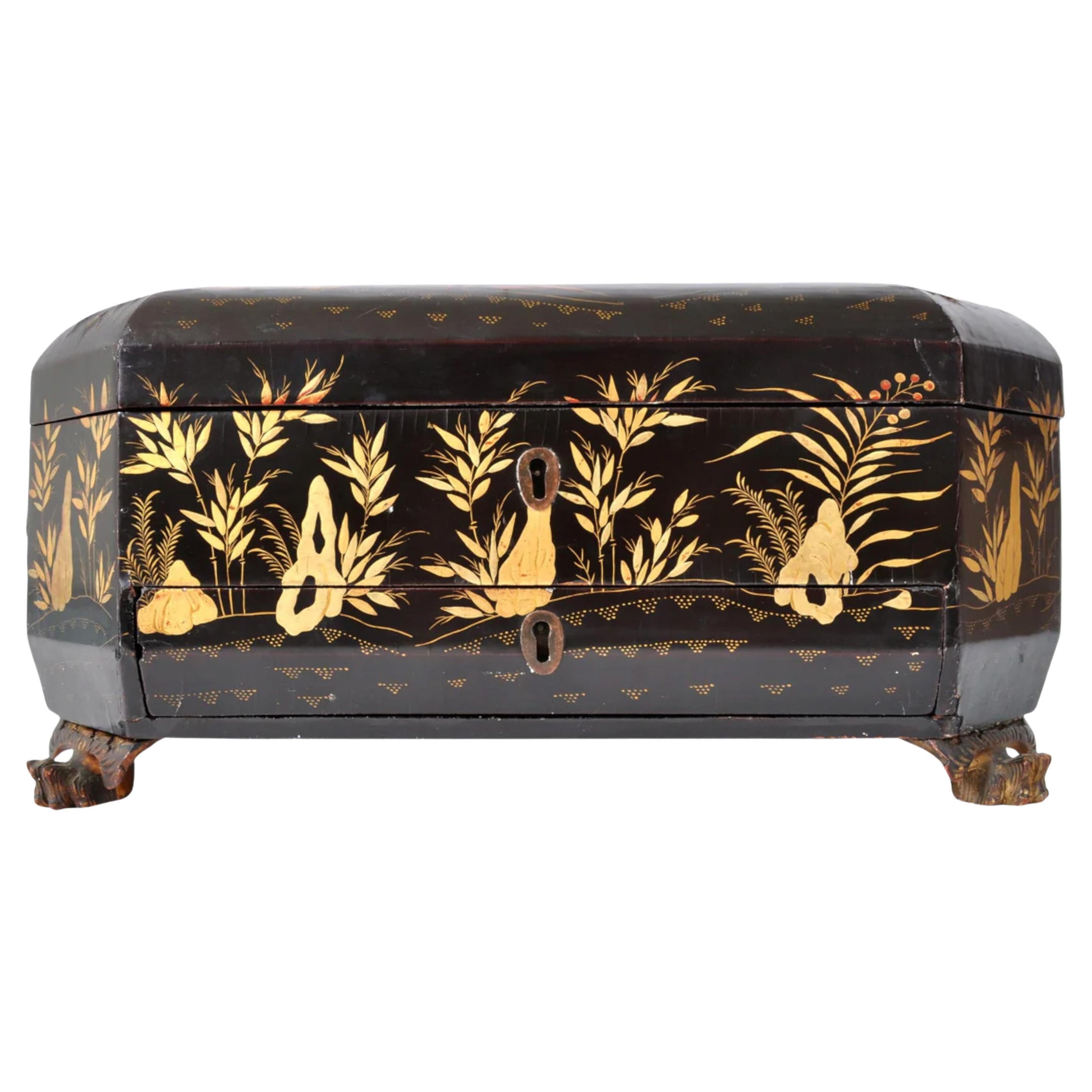 Boîte à couture en laque d'exportation chinoise d'époque Régence, vers 1820. 

La boîte possède un couvercle à charnière somptueusement décoré d'un motif doré représentant des enfants impériaux jouant dans un paysage bucolique, avec des motifs