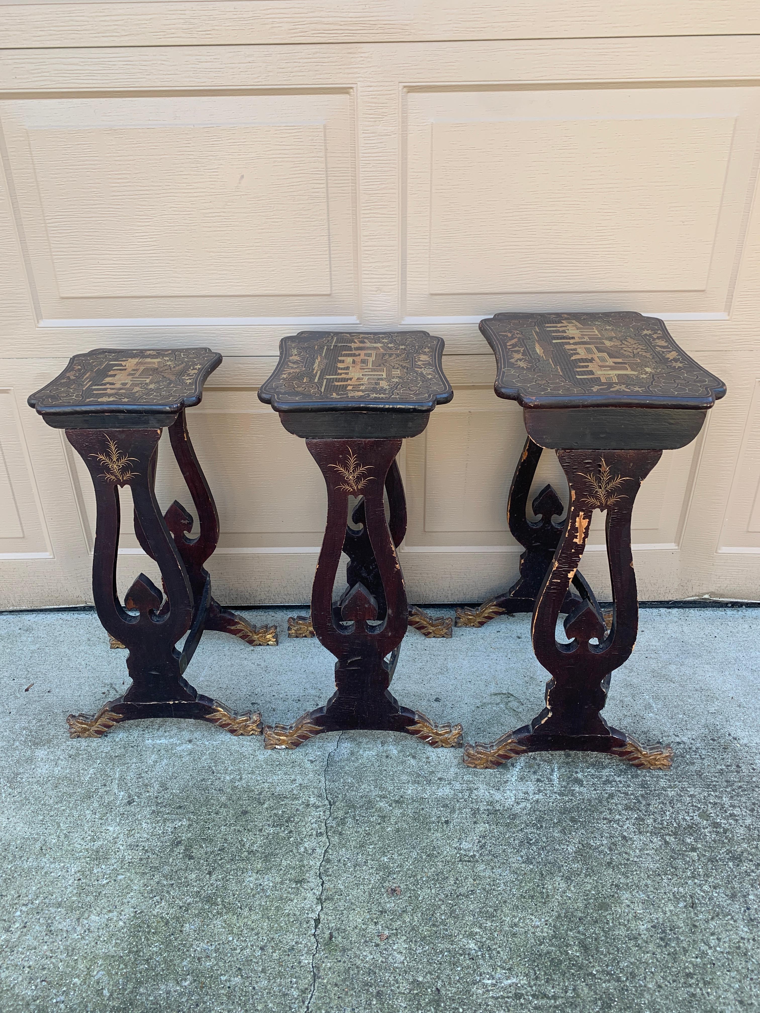 Antique Regency Chinoiserie Black Lacquered Nesting Tables with Carved Dragons For Sale 7