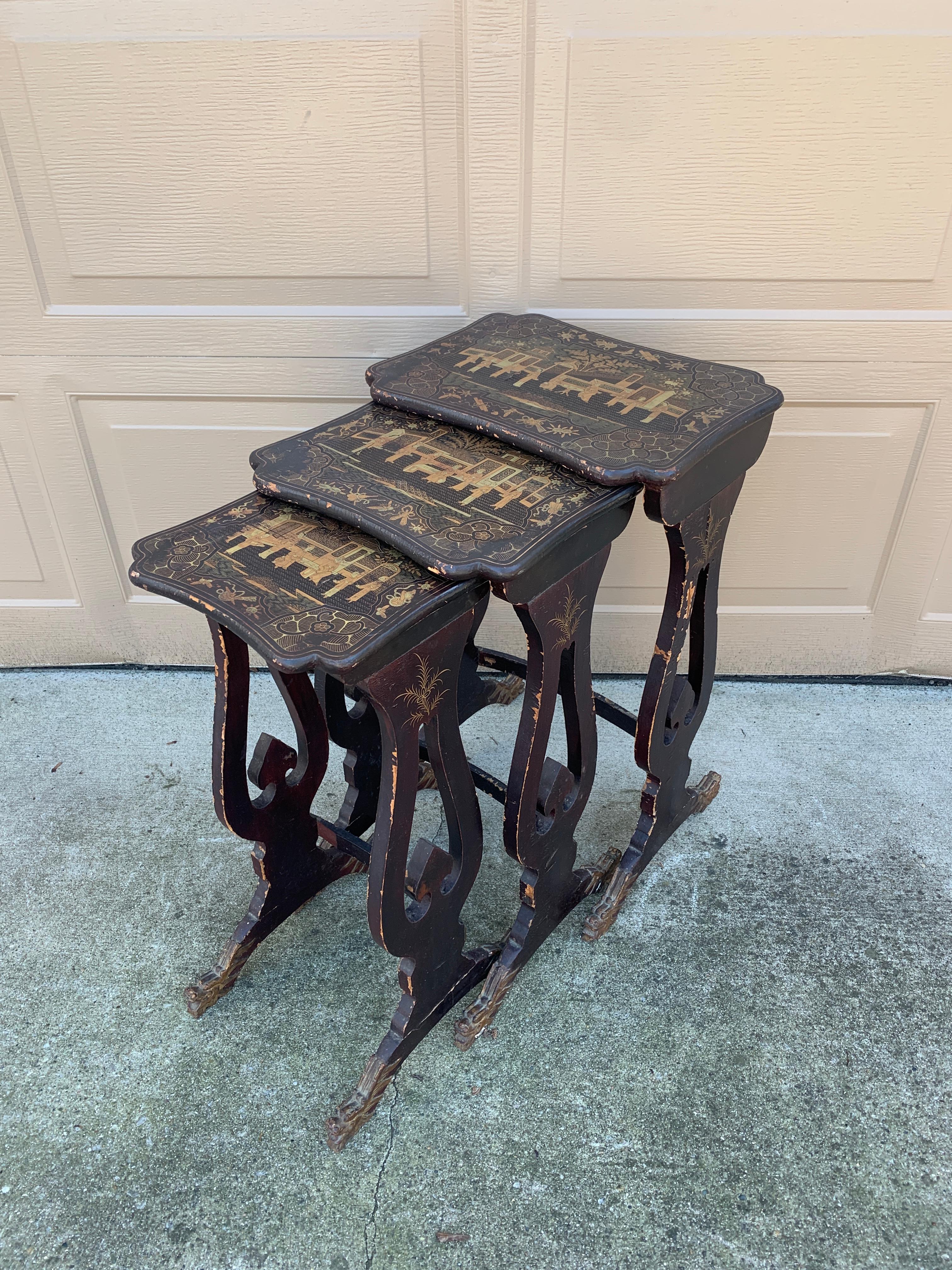 Magnifique ensemble de trois tables gigognes de style Chinoiserie ou Regency, à bord festonné et pieds en forme de dragon impérial.

Angleterre, Vers le milieu du 19e siècle

Bois laqué noir, sculpté à la main, avec des scènes et des détails de