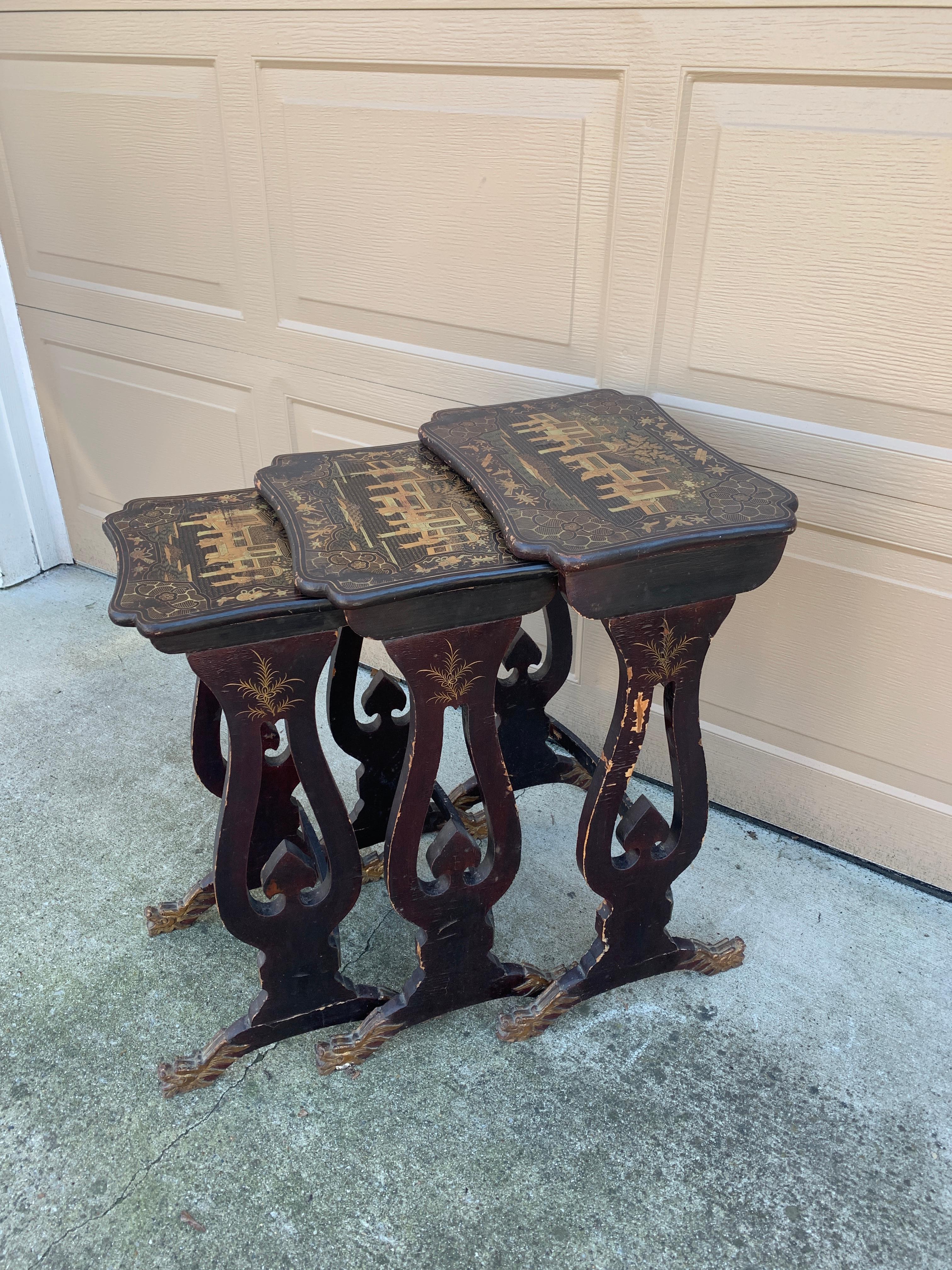 Hand-Carved Antique Regency Chinoiserie Black Lacquered Nesting Tables with Carved Dragons For Sale