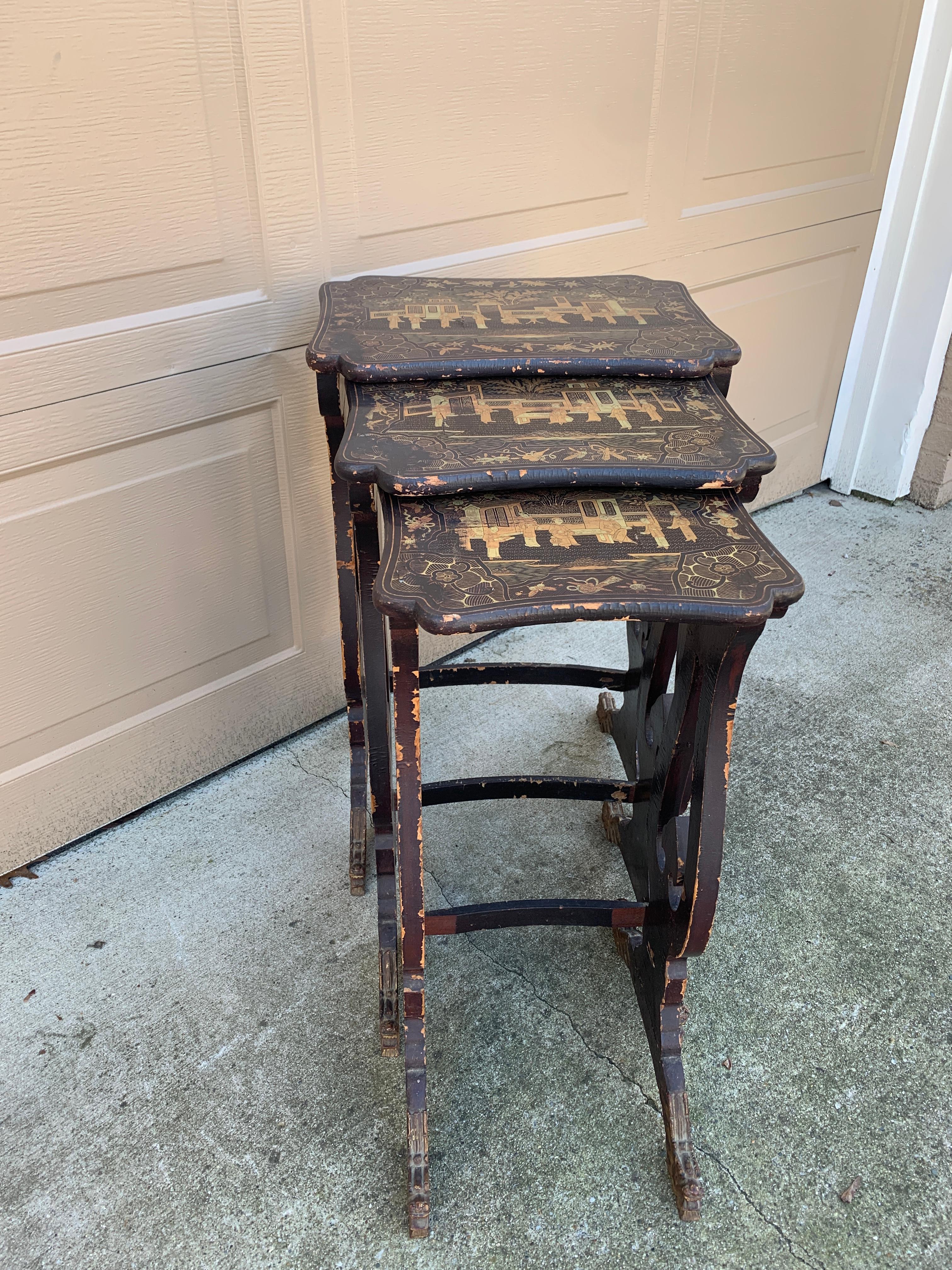Antique Regency Chinoiserie Black Lacquered Nesting Tables with Carved Dragons In Good Condition For Sale In Elkhart, IN