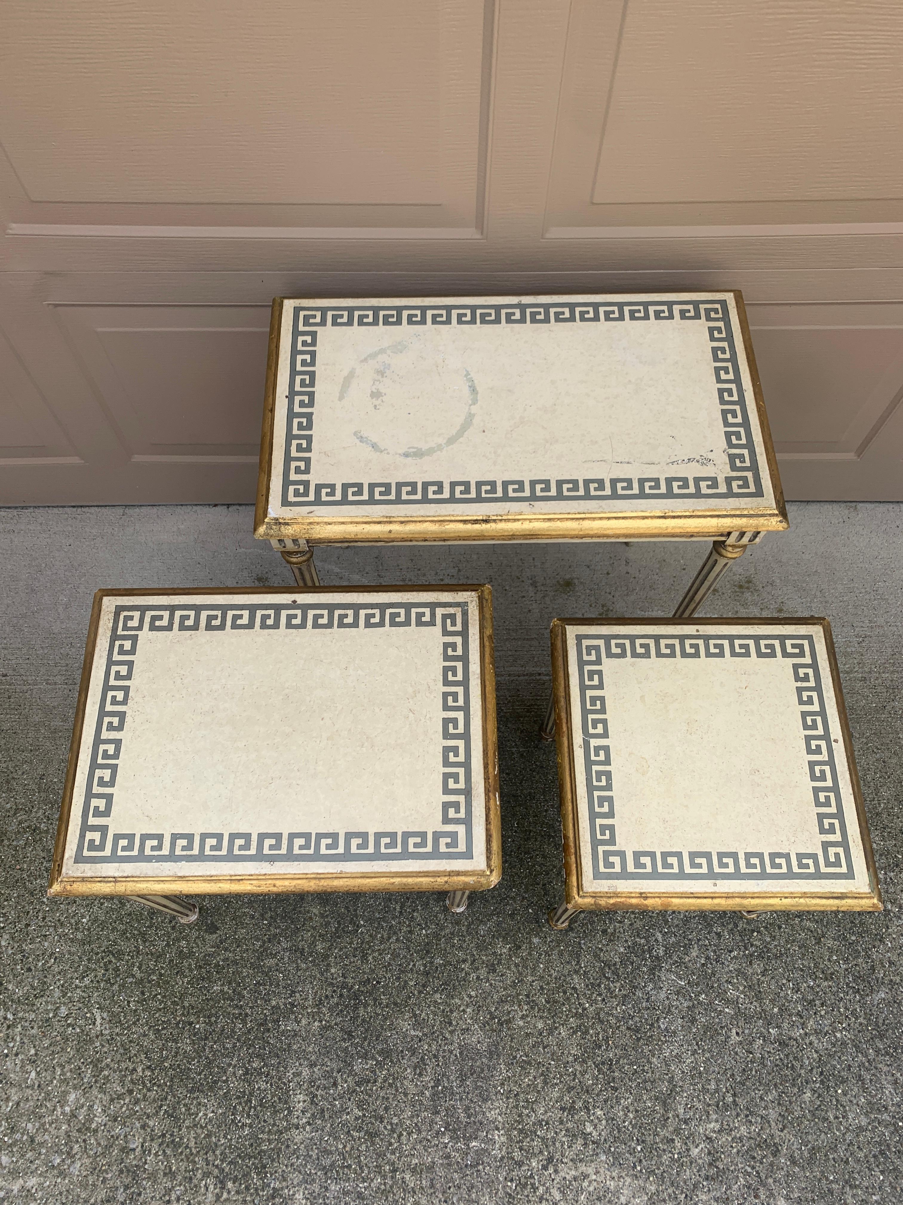 Antiguas Mesas Nido de Regencia Chinoiserie Lacadas en Negro con Dragones Tallados Madera en venta