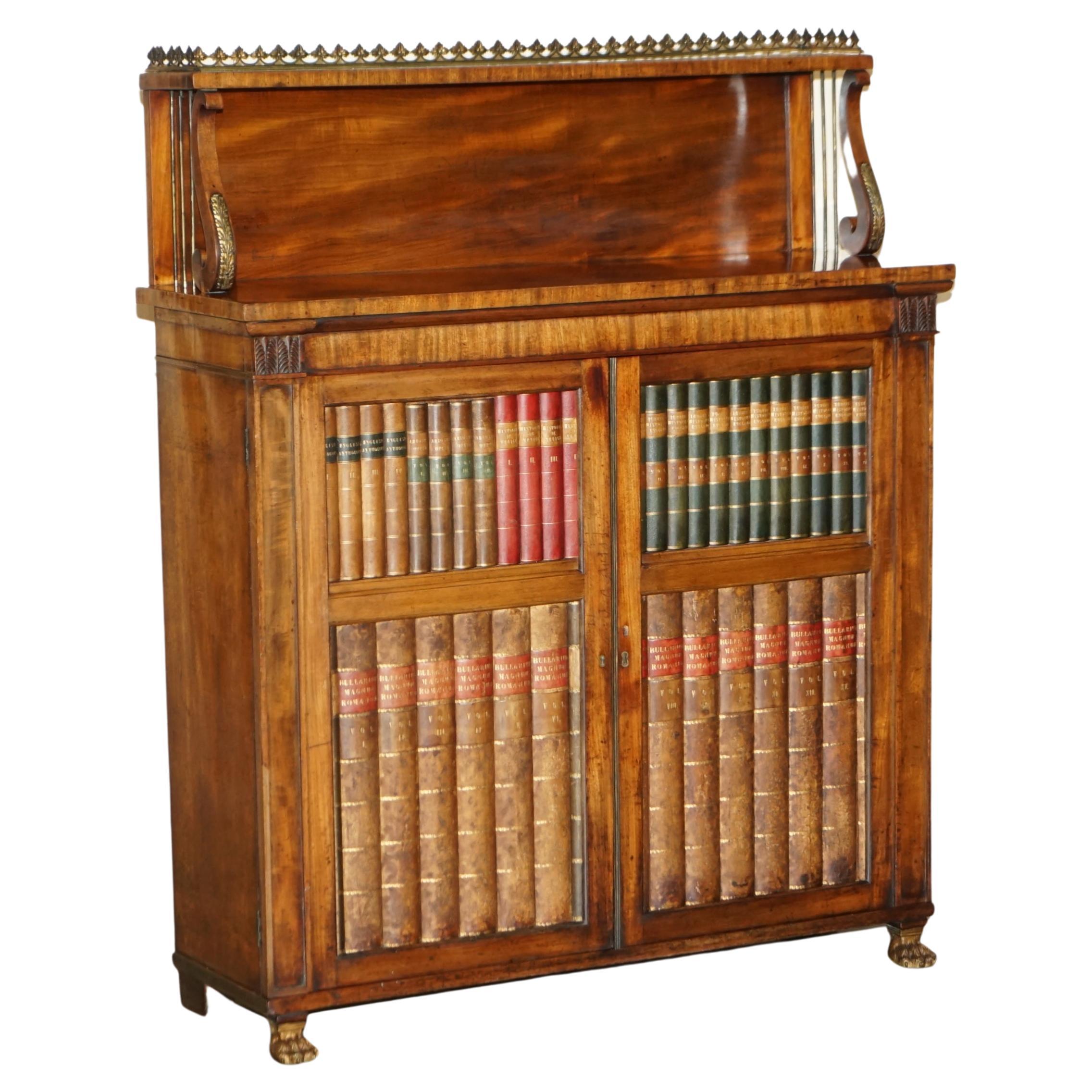 ANTIKE REGENCY, ca. 1810, FAUX BOOK CHIFFONIER, SIDEBOARD, BRASS GALLERY RAIL im Angebot