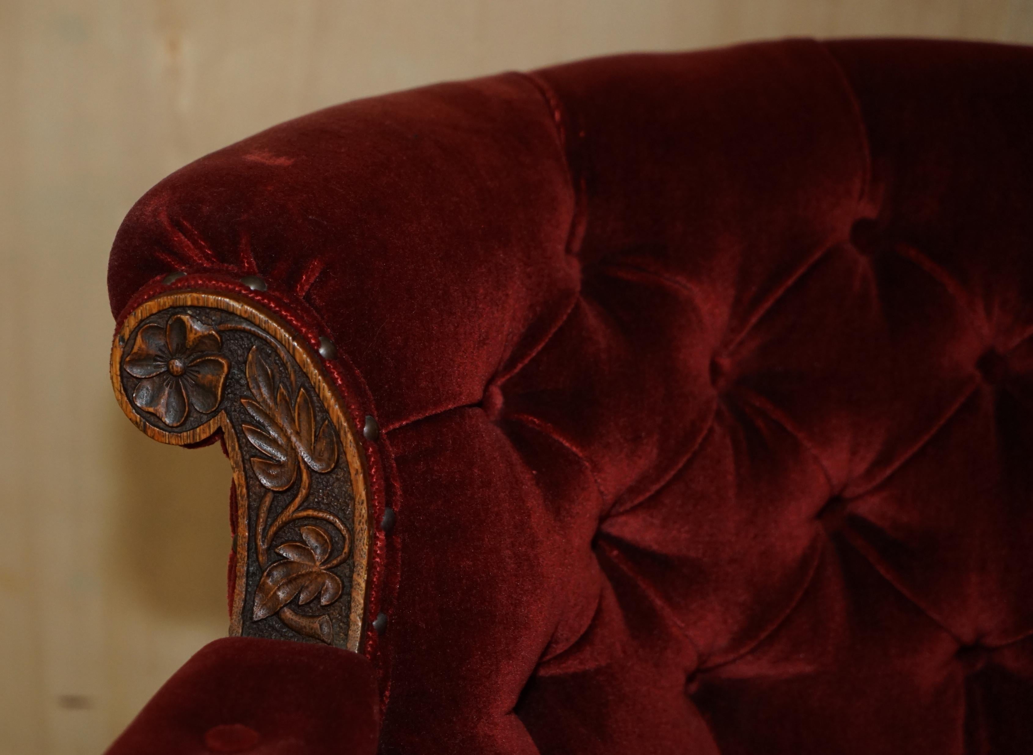 Fait main ANTIQUE ARMCHAIR REGENCY CiRCA 1810 en chêne sculpté avec tête de lionne en velours bouclé en vente