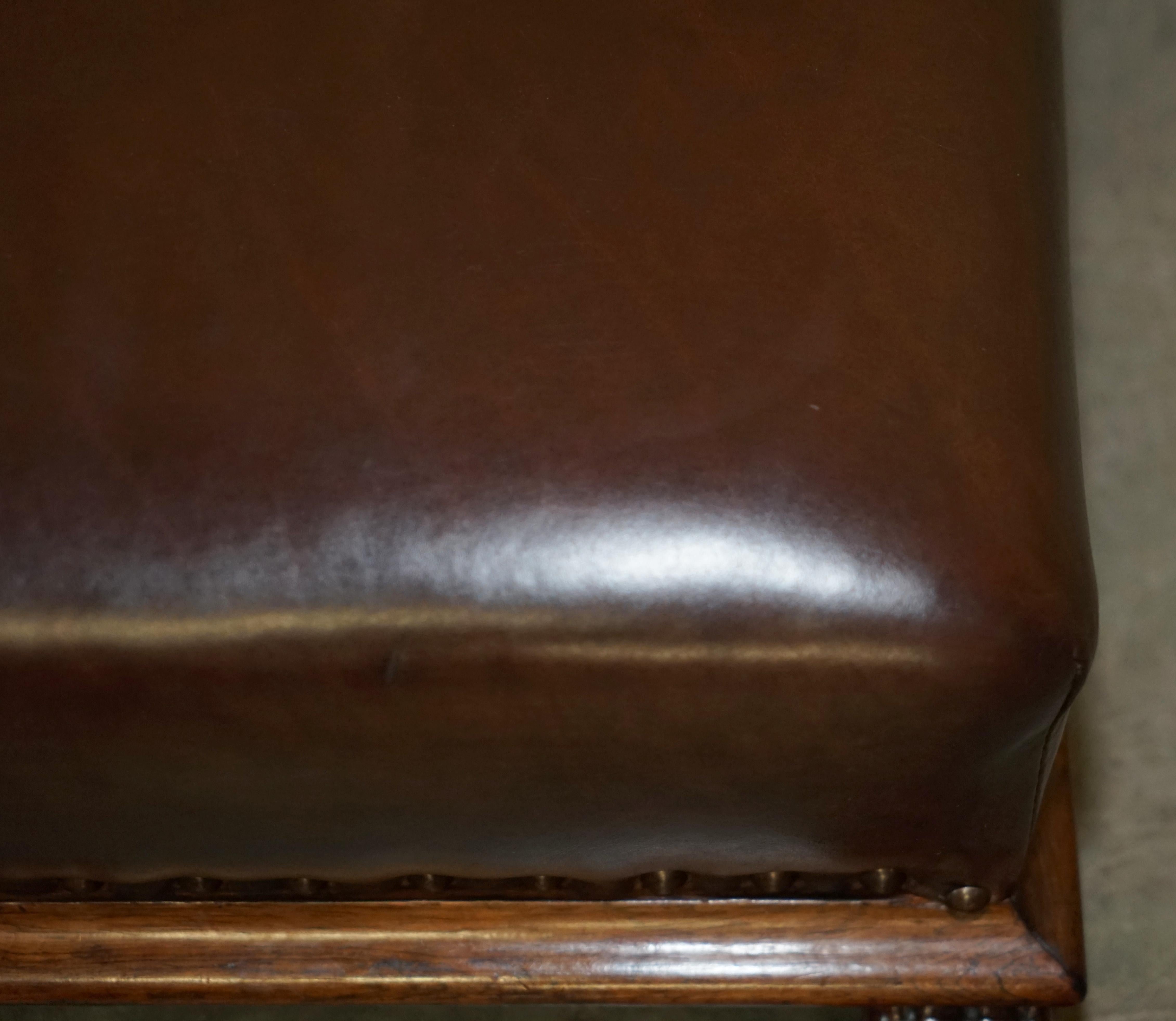 Antiguo Reposapiés de la Regencia circa 1815 de madera dura de cuero marrón de pata de león peluda en venta 8