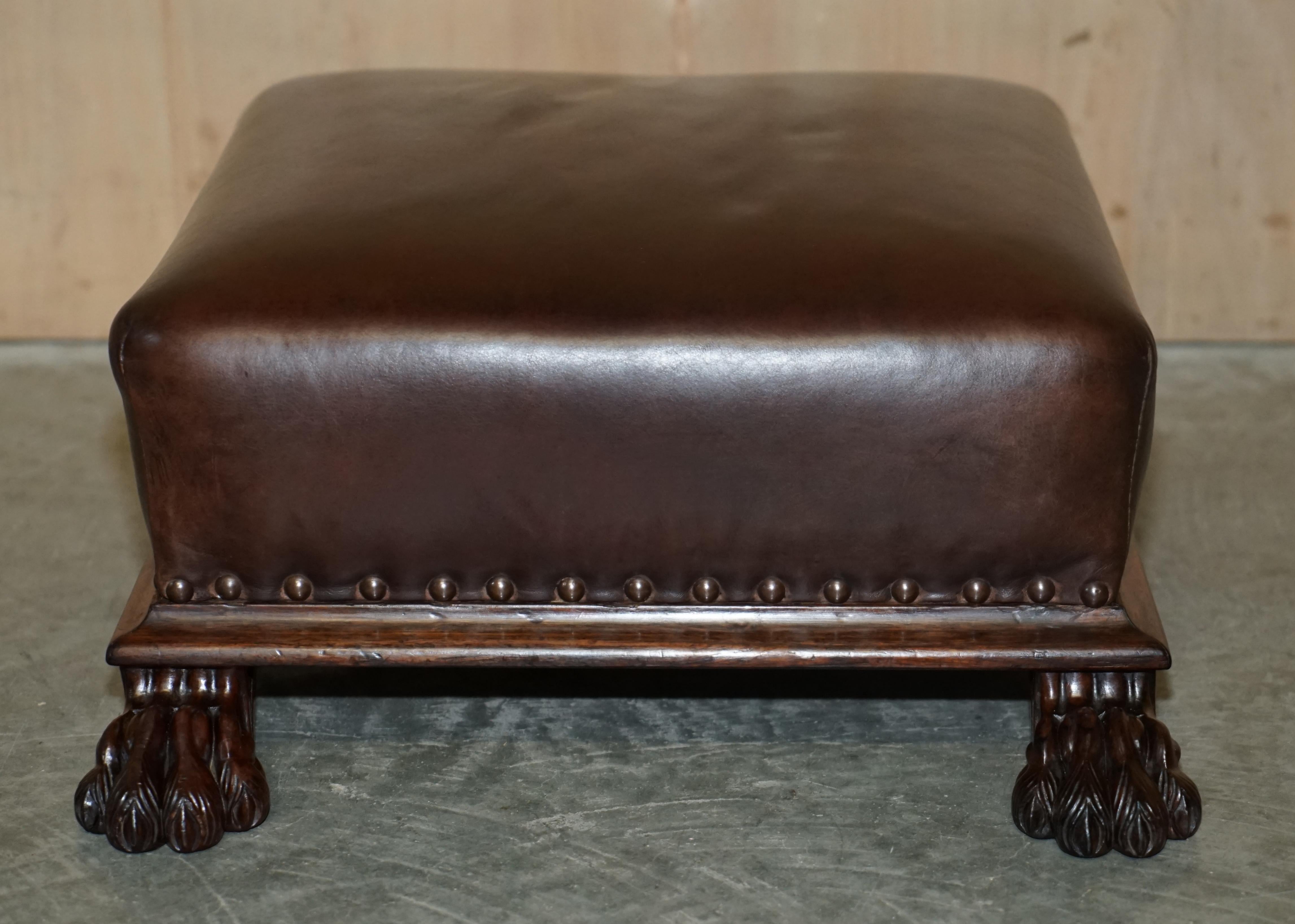 Antiguo Reposapiés de la Regencia circa 1815 de madera dura de cuero marrón de pata de león peluda en venta 12