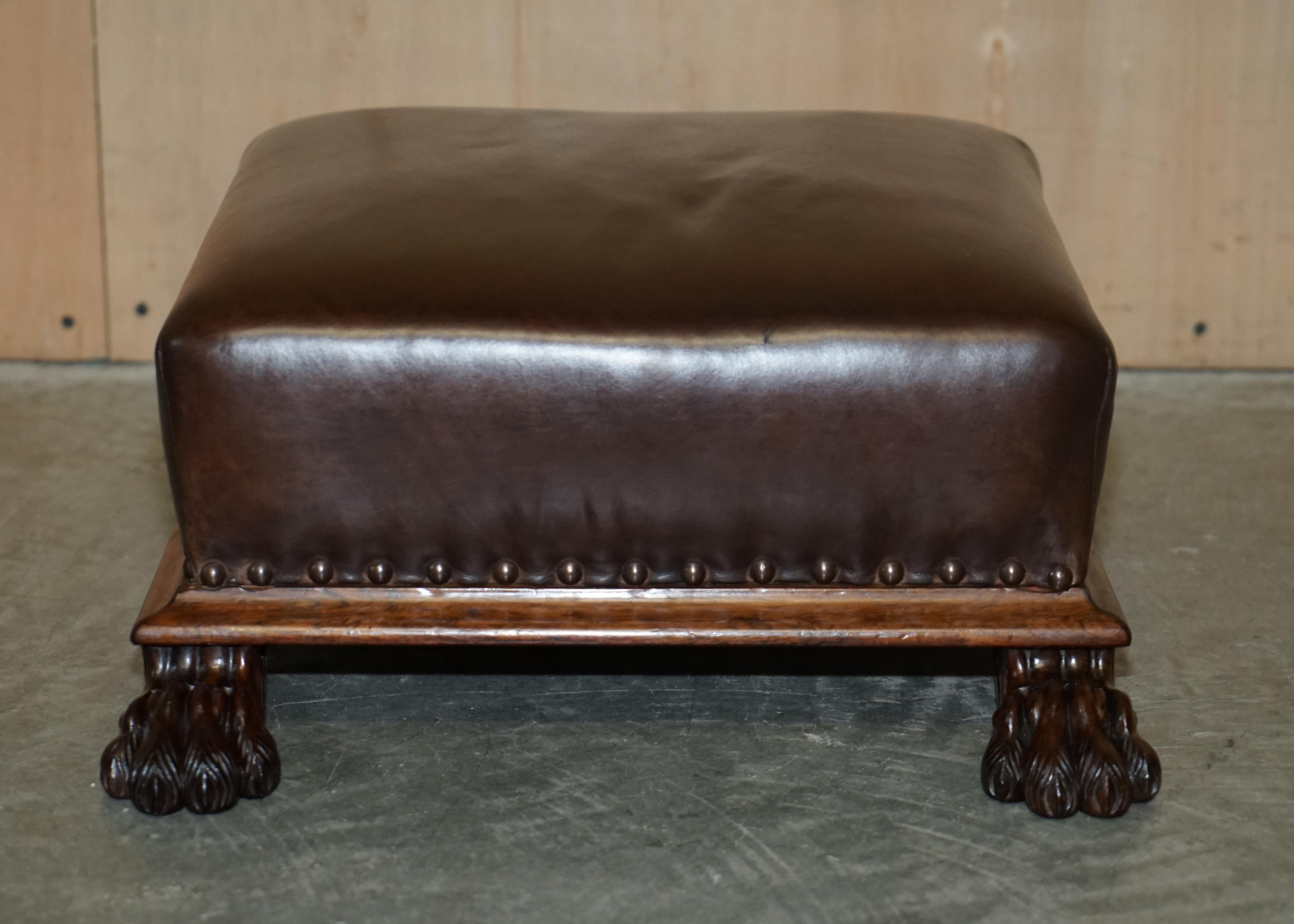 Estamos encantados de poner a la venta este impresionante taburete de cuero marrón con marco de palisandro, totalmente original de la Regencia de hacia 1810-1820, acabado con patas de pata peluda de león

Por favor, tenga en cuenta que la tarifa