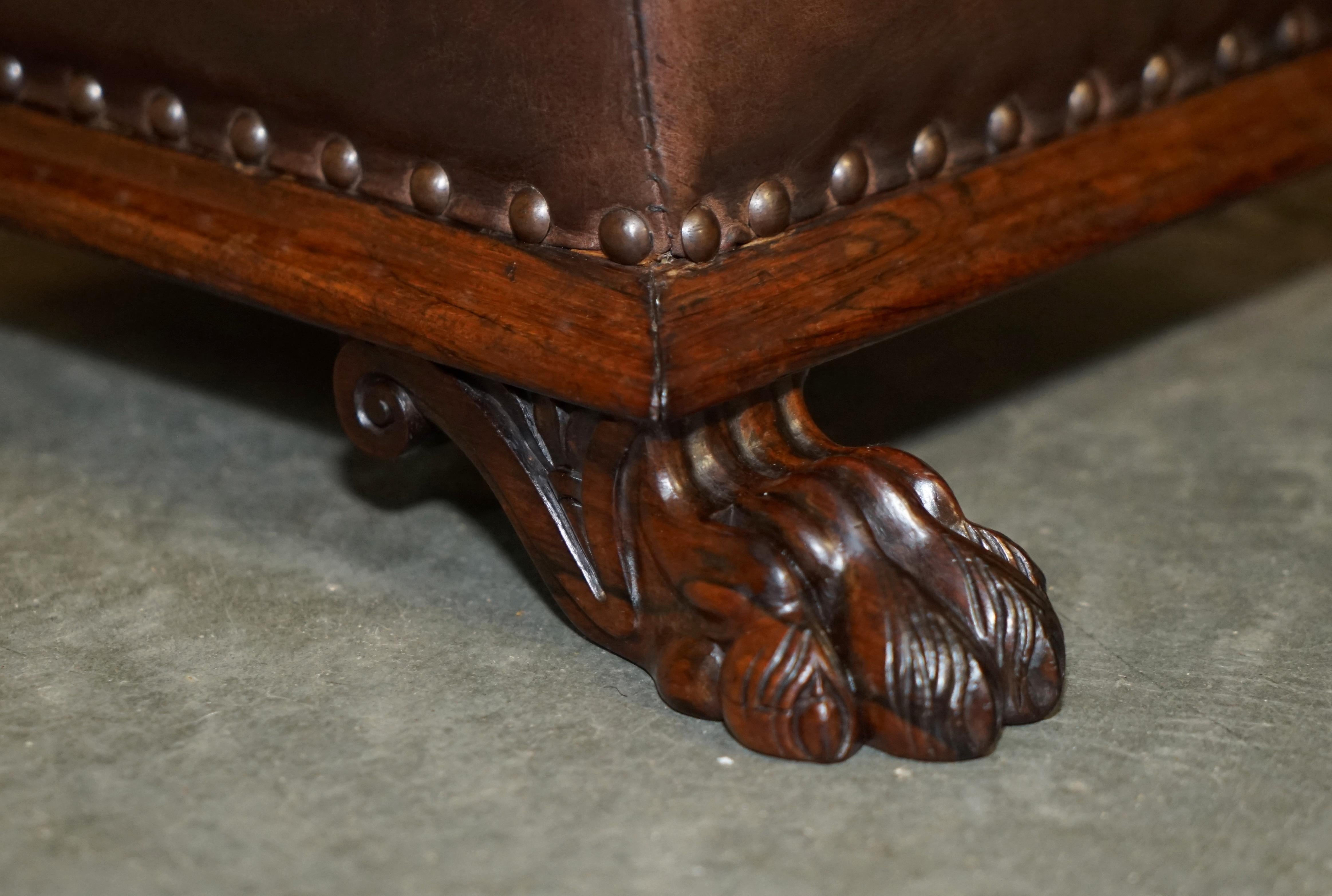 ANTIQUE REGENCY CIRCA 1815 BROWN LEATHER HARDWOOD LiON'S HAIRY PAW FOOTSTOOL (Leder) im Angebot