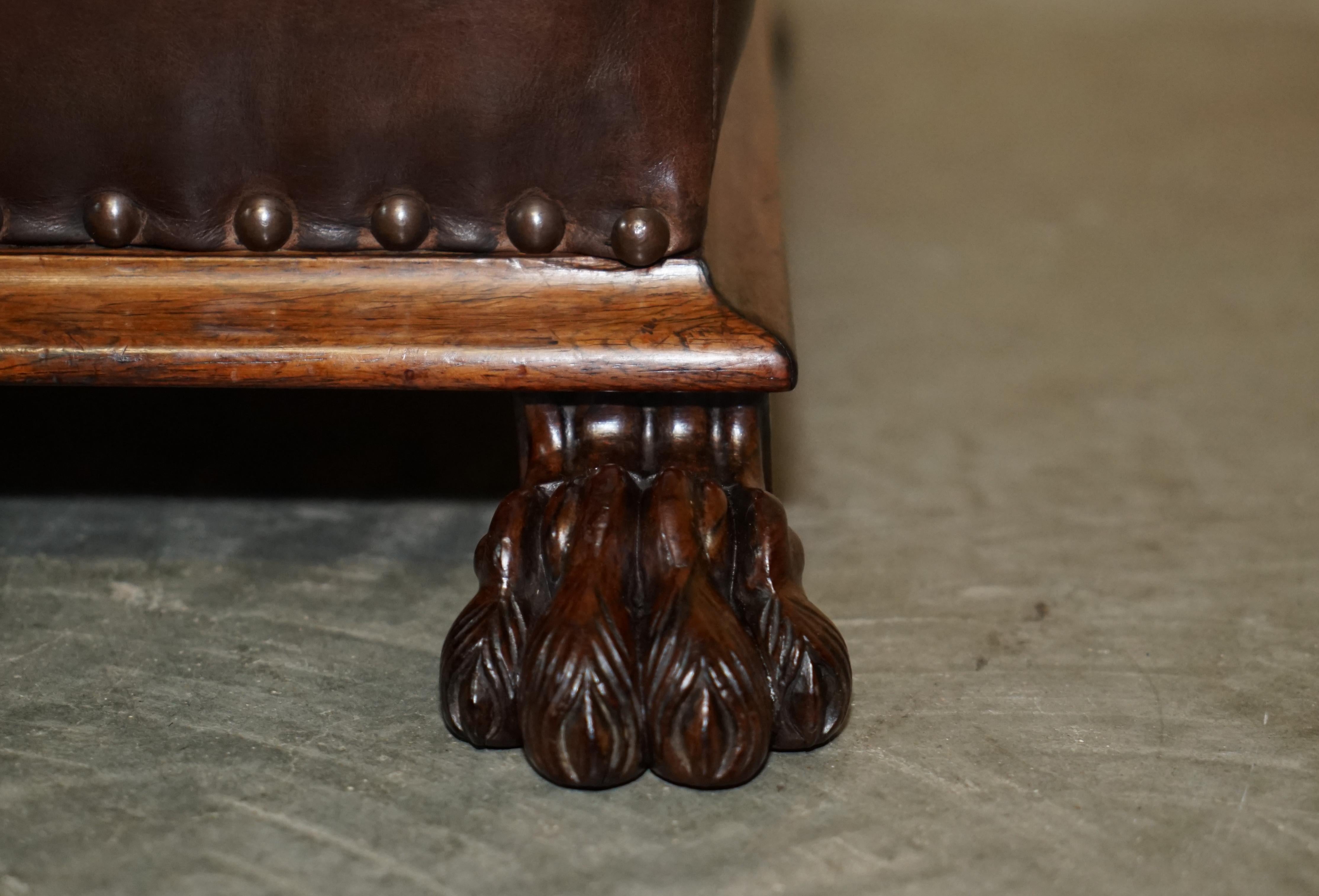 Antiguo Reposapiés de la Regencia circa 1815 de madera dura de cuero marrón de pata de león peluda en venta 2