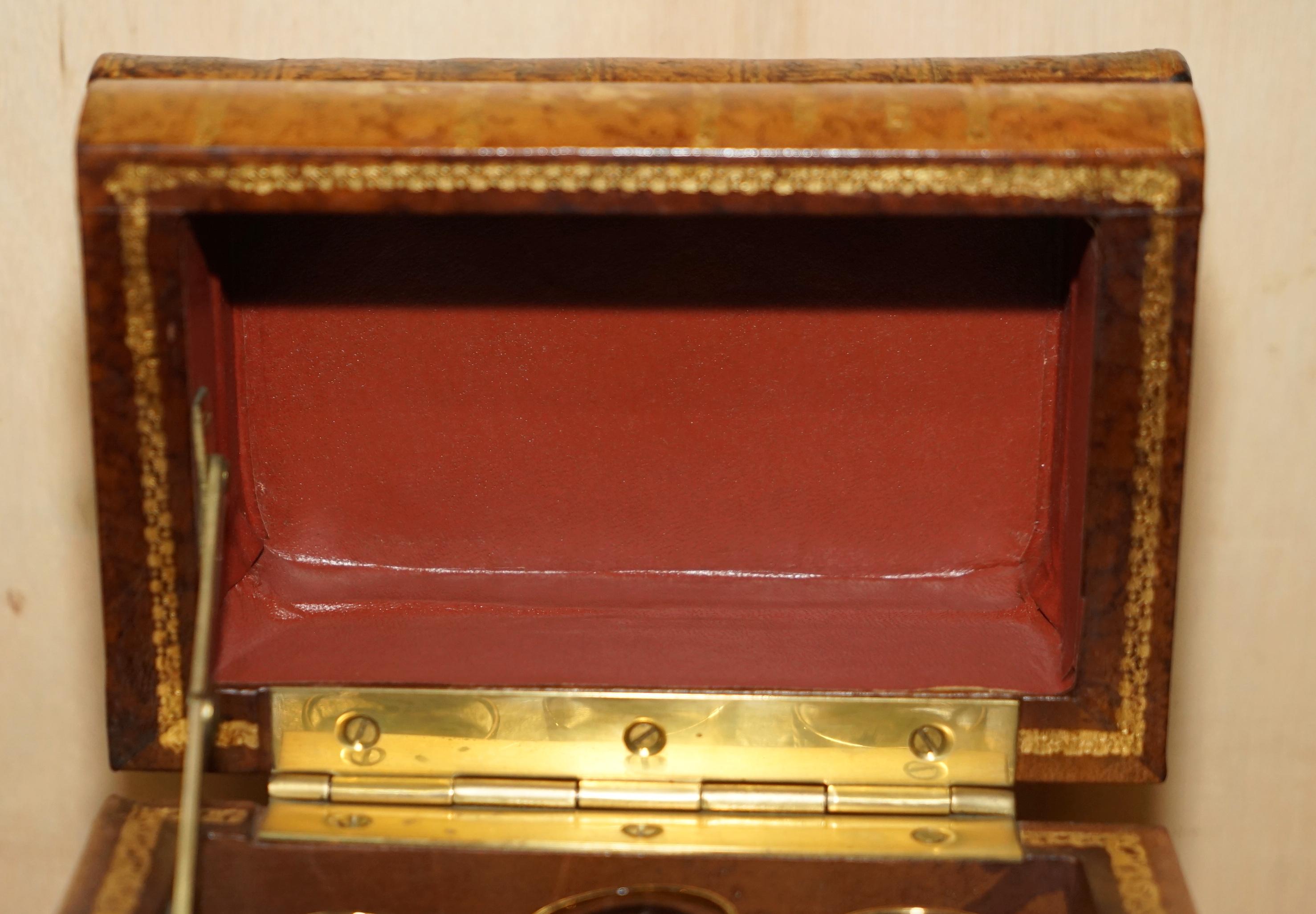 Antikes Regency-Bar-Set aus braunem Leder mit Schuhglas und Kunstbüchern aus der Regency-Zeit um 1820 im Angebot 4