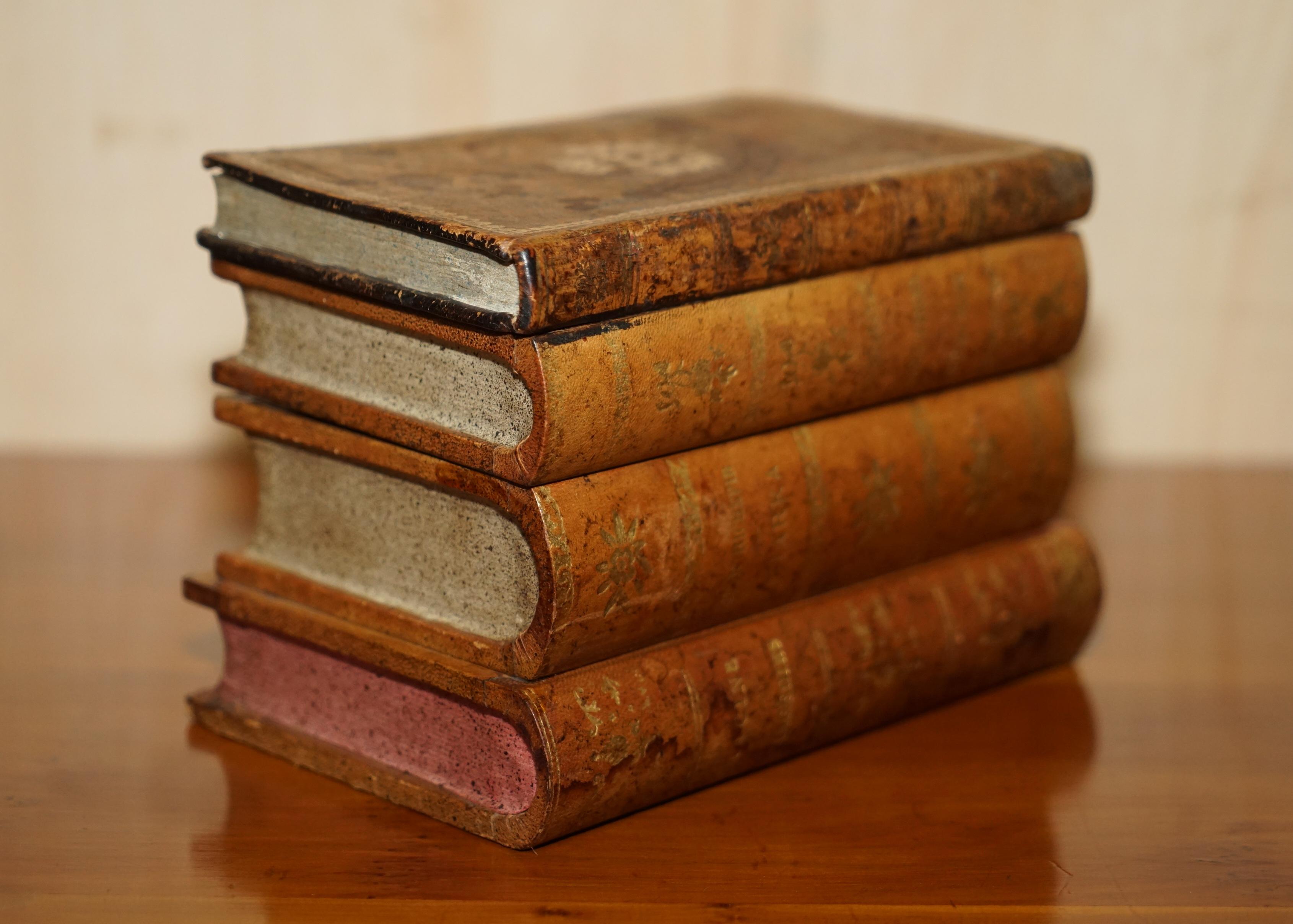 Wir freuen uns, zum Verkauf dieses atemberaubende Original Regency ca. 1810-1820 braunem Leder faux Bücher Schnapsglashalter Bar-Set bieten.

Dieses sehr seltene und gut aussehende versteckte Bar-Set ist etwa 200 Jahre alt und weist eine