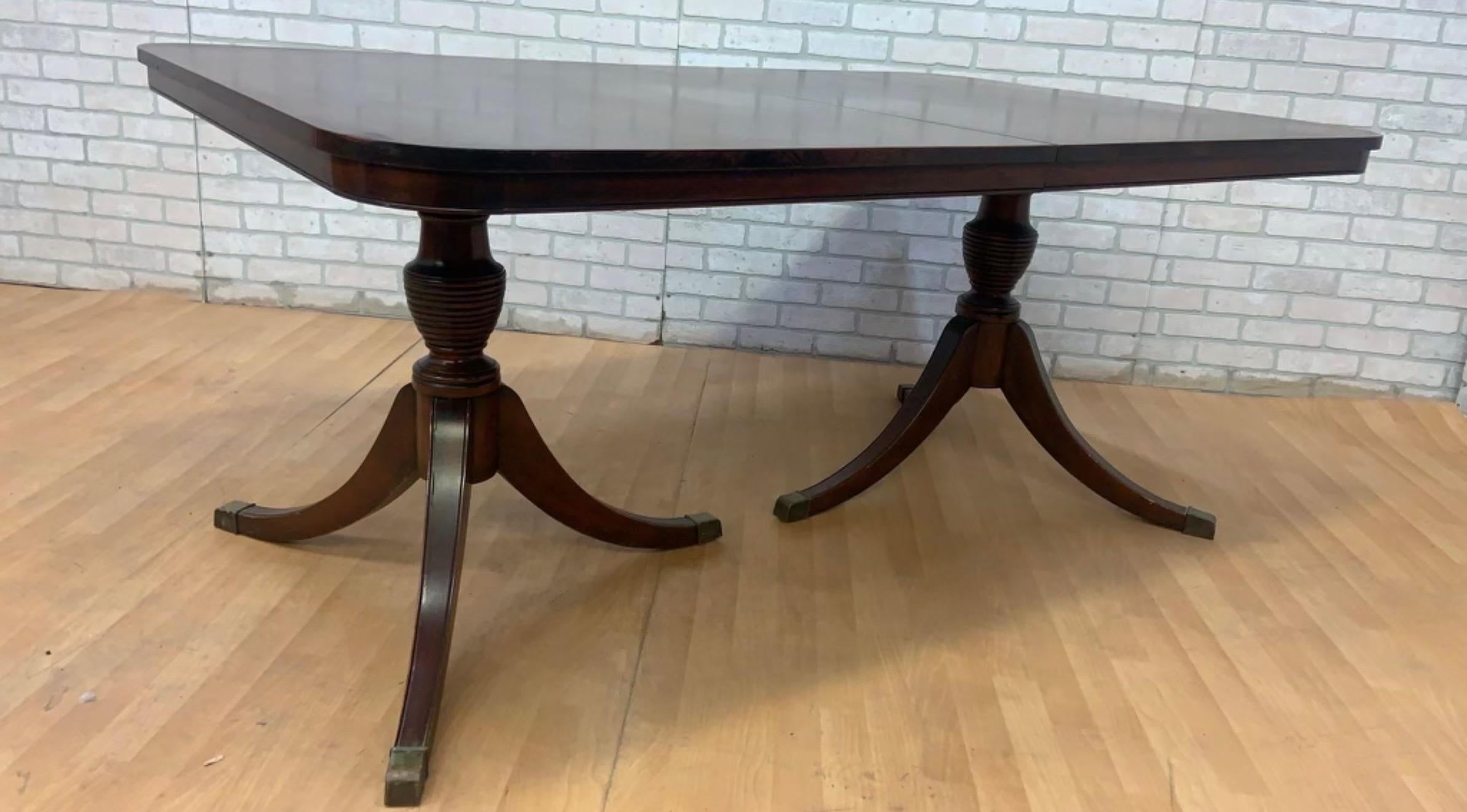 Antique Regency Duncan Phyfe Style Mahogany Dining Table w/ 3 Leaves In Good Condition For Sale In Chicago, IL