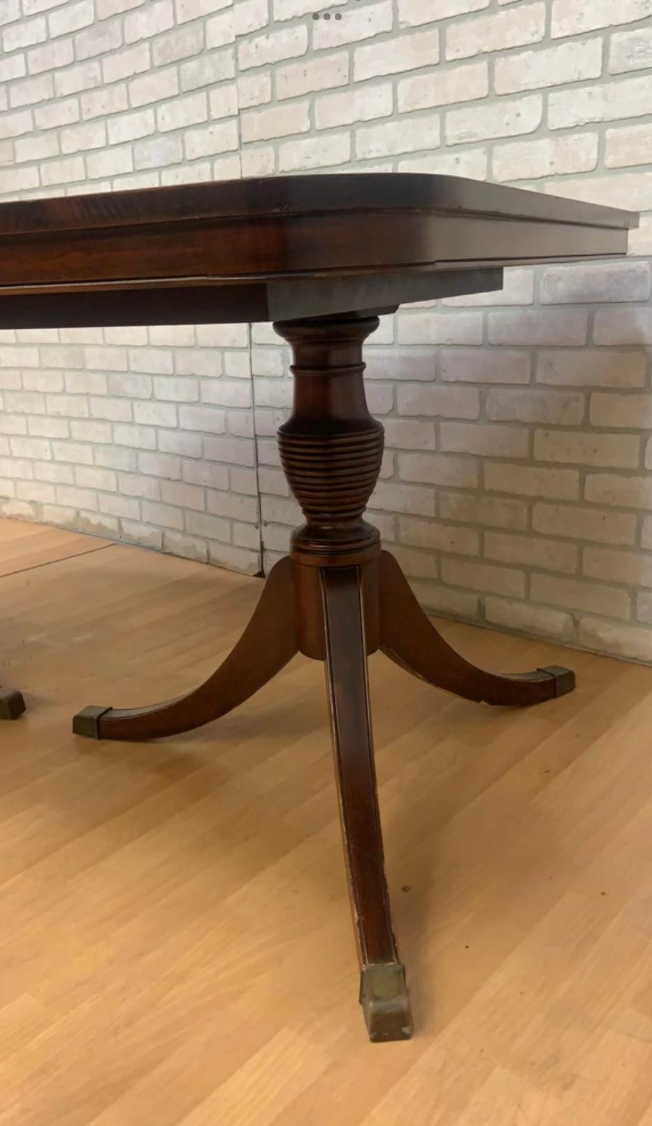 Antique Regency Duncan Phyfe Style Twin Pillar/Pedestal Mahogany Dining Table In Good Condition In Chicago, IL