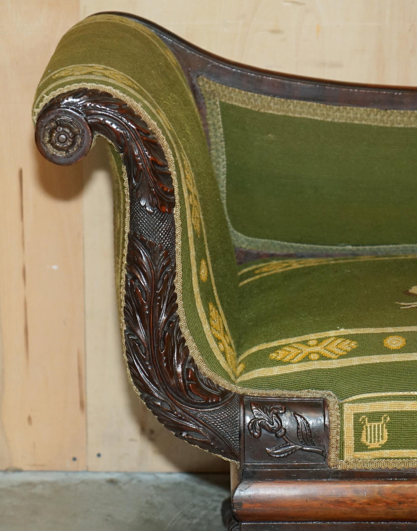 Regency SEDIA DA LOUNGE IN LEGNO DUREVOLE INCISO A MANO CON CAPPELLI DI LEONE in vendita