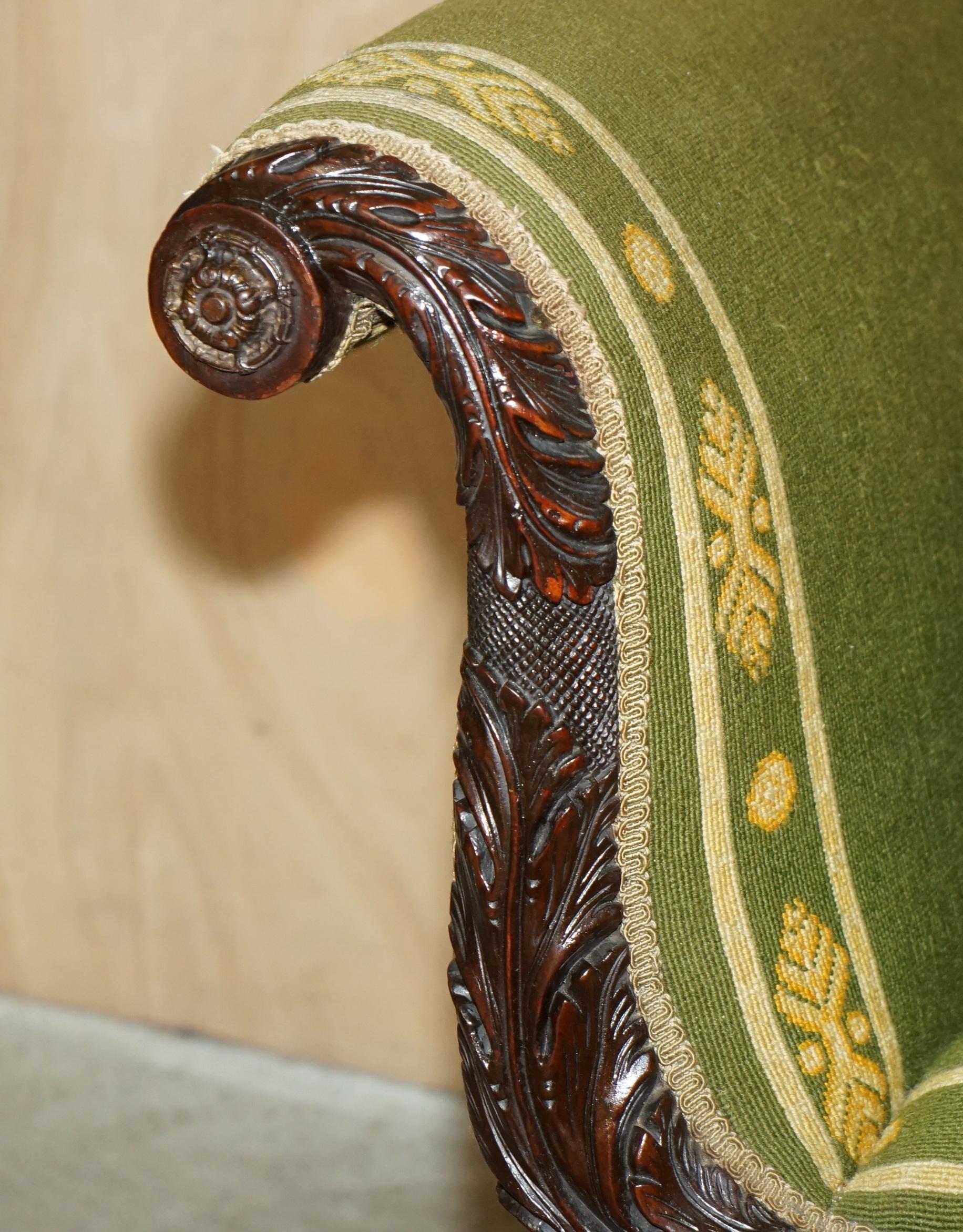 Inglese SEDIA DA LOUNGE IN LEGNO DUREVOLE INCISO A MANO CON CAPPELLI DI LEONE in vendita