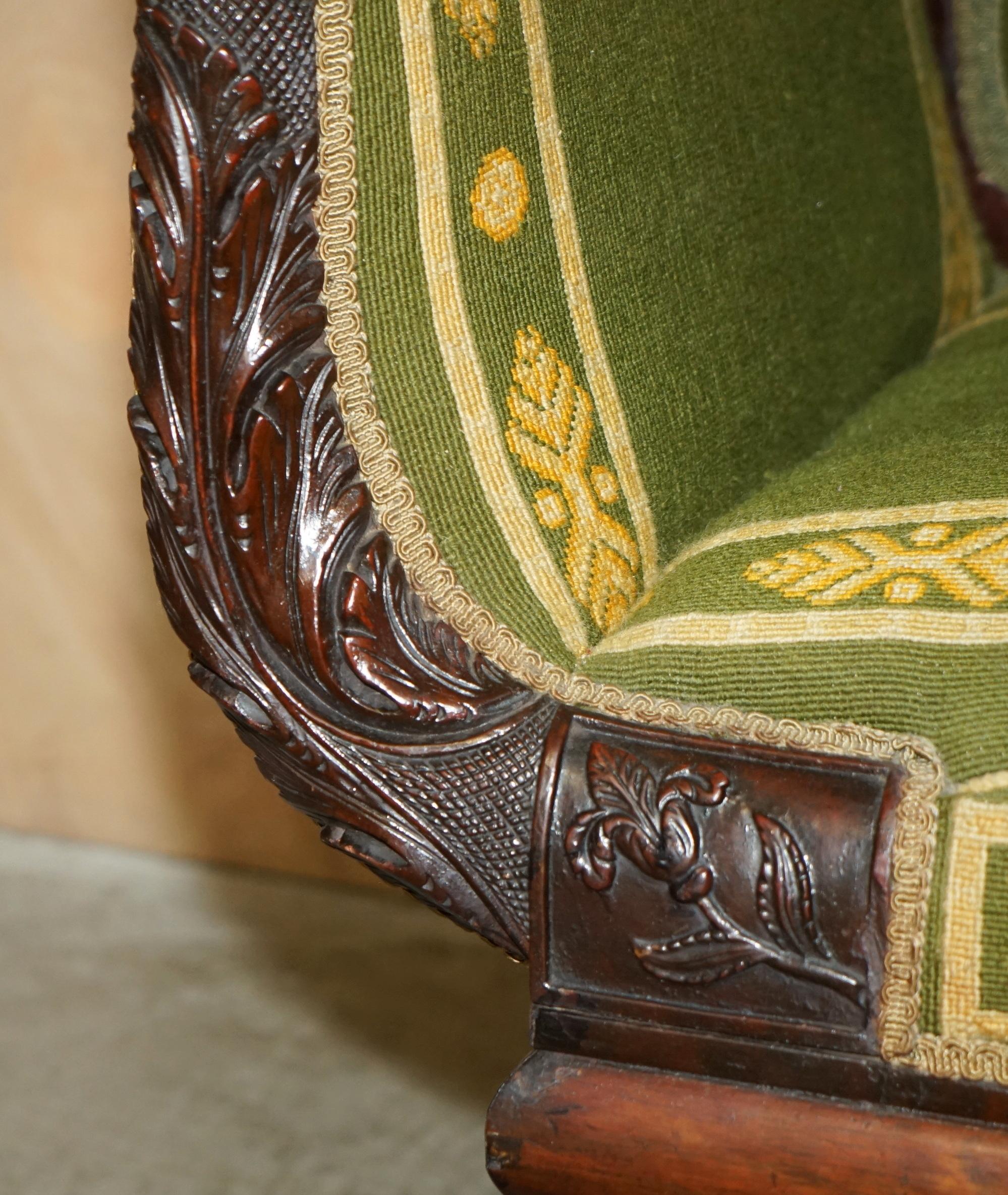Fatto a mano SEDIA DA LOUNGE IN LEGNO DUREVOLE INCISO A MANO CON CAPPELLI DI LEONE in vendita