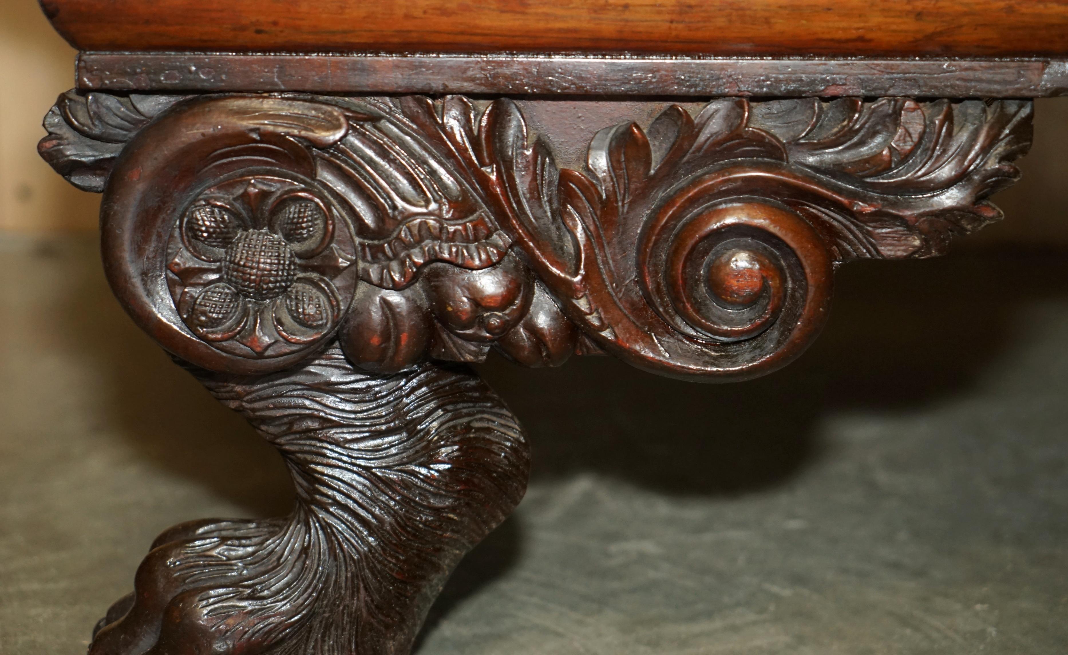 Inizio XIX secolo SEDIA DA LOUNGE IN LEGNO DUREVOLE INCISO A MANO CON CAPPELLI DI LEONE in vendita