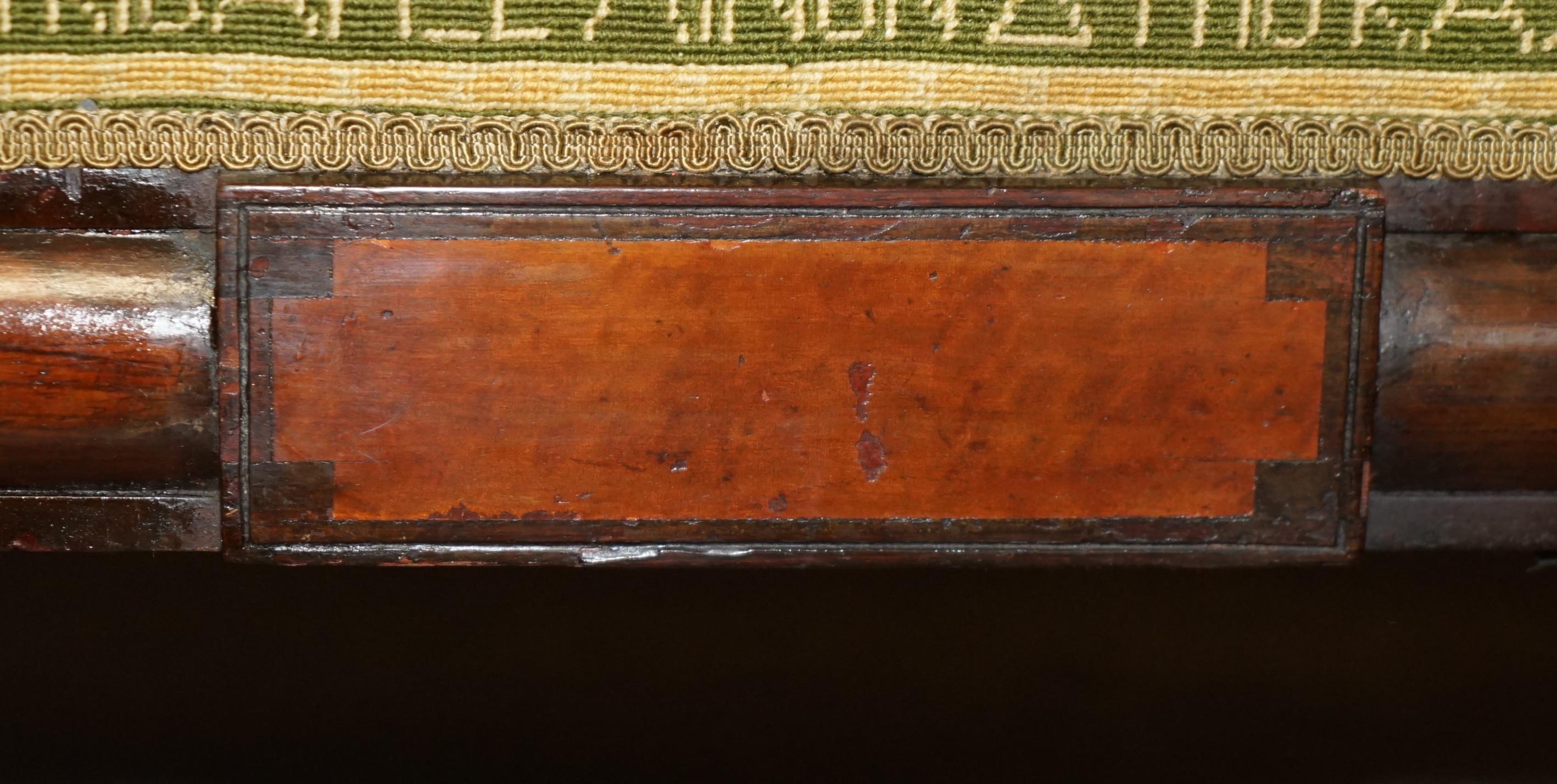 SEDIA DA LOUNGE IN LEGNO DUREVOLE INCISO A MANO CON CAPPELLI DI LEONE in vendita 1
