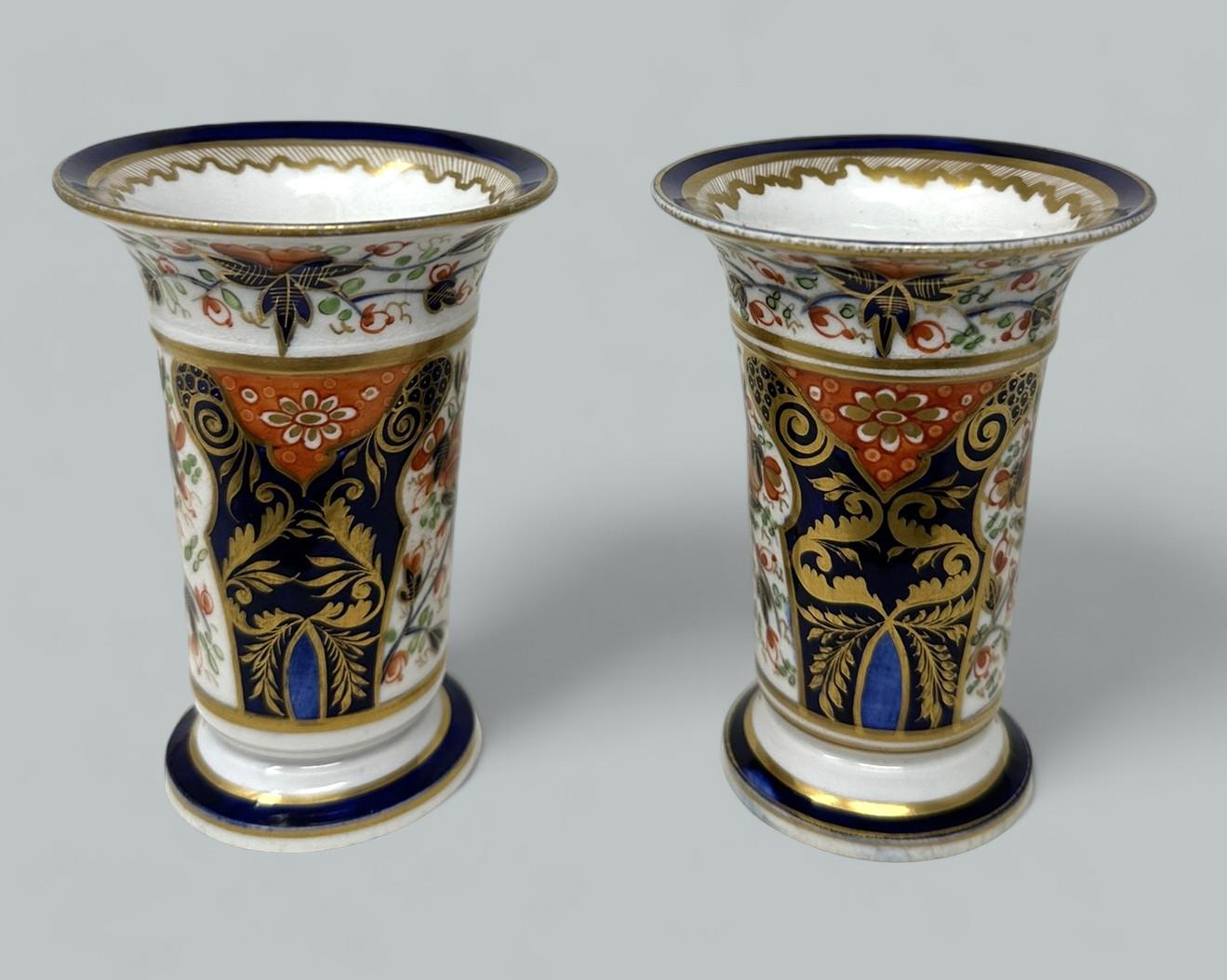 Antique Regency English Crown Derby Pair Vases Centerpieces 1815 Imari Pattern In Good Condition In Dublin, Ireland